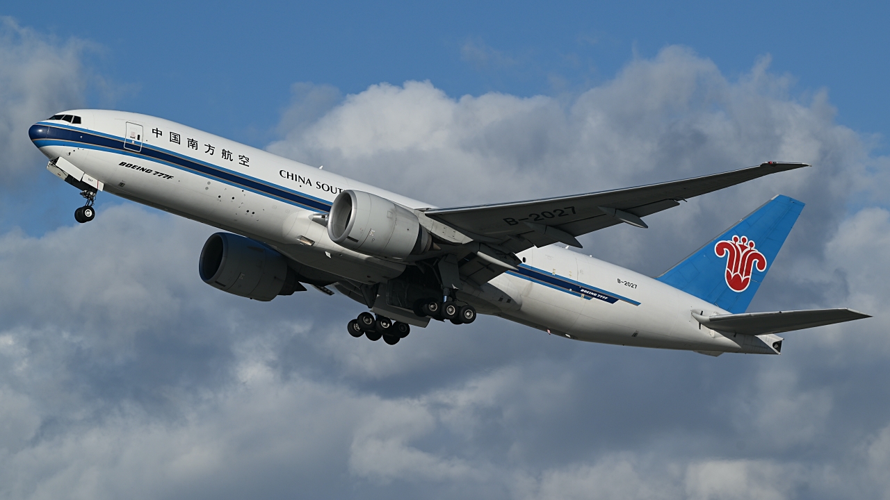 Full size: China Southern Cargo Boeing 777-F B-2027 at Los Angeles International Airport