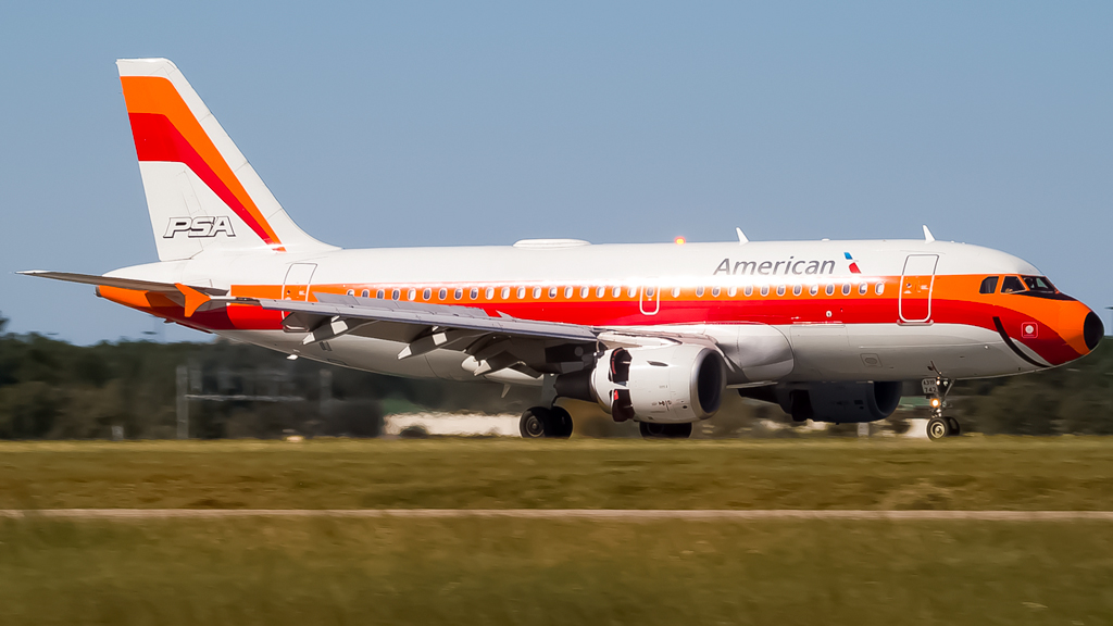 Full size: American Airlines Airbus A319 N742PS at Savannah/Hilton Head International Airport