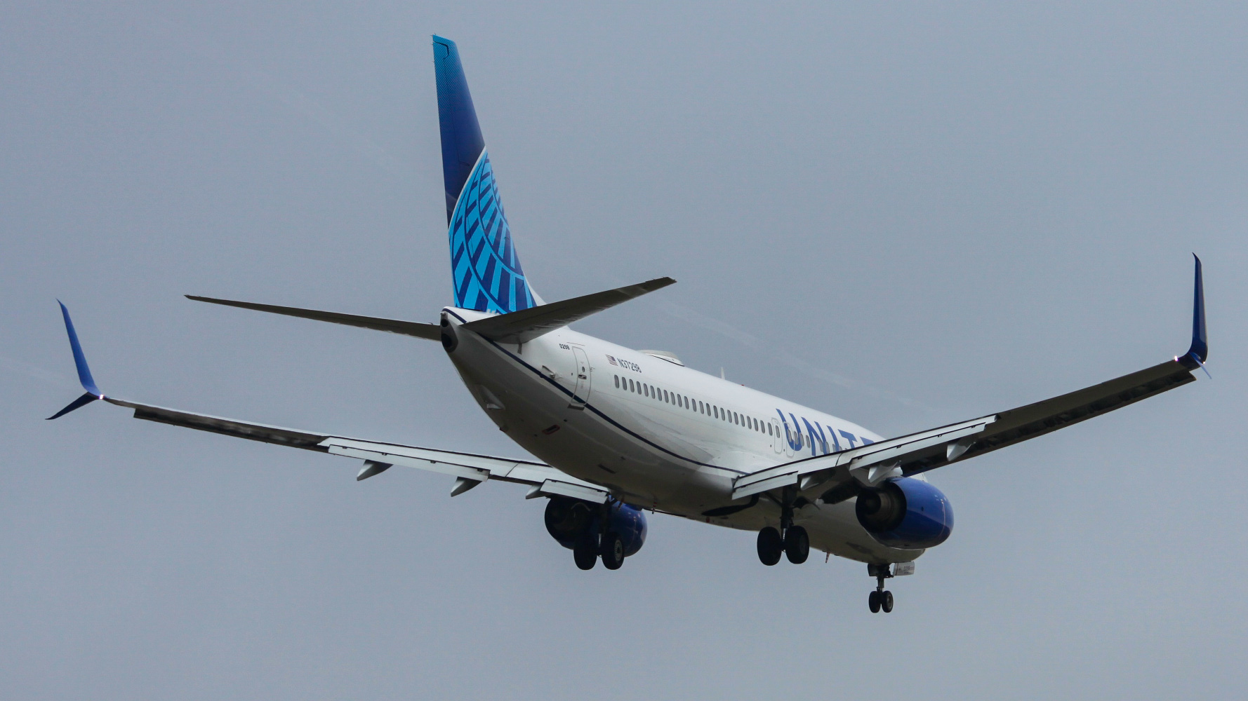 Full size: United Airlines Boeing 737-800 N37298 at Houston-George Bush Intercontinental Airport