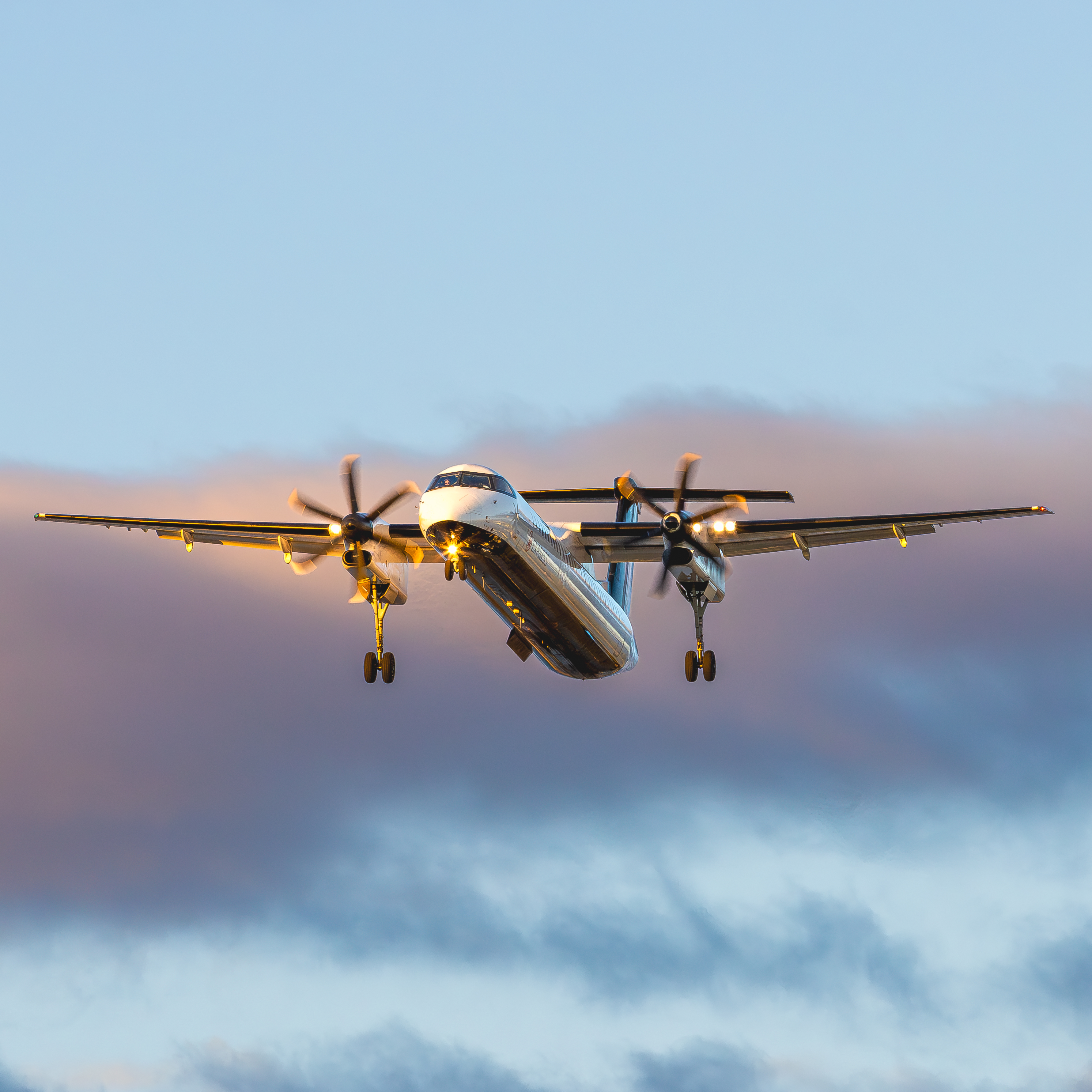 Full size: Air Canada Express De Havilland Dash-8 Q400 C-GGCI at Vancouver International Airport