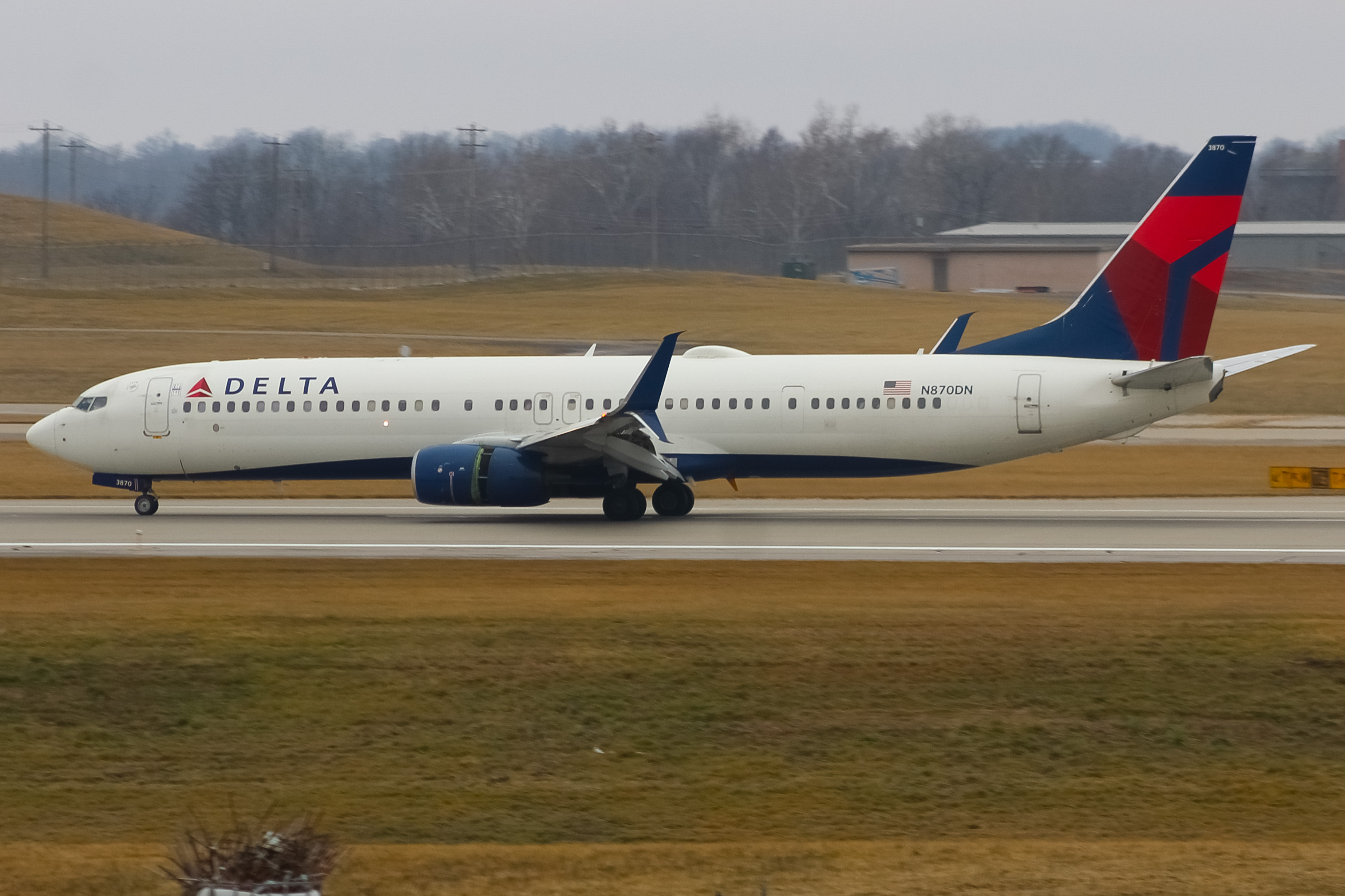 Full size: Delta Airlines Boeing 737-900ER N870DN at Cincinnati/Northern Kentucky International Airport