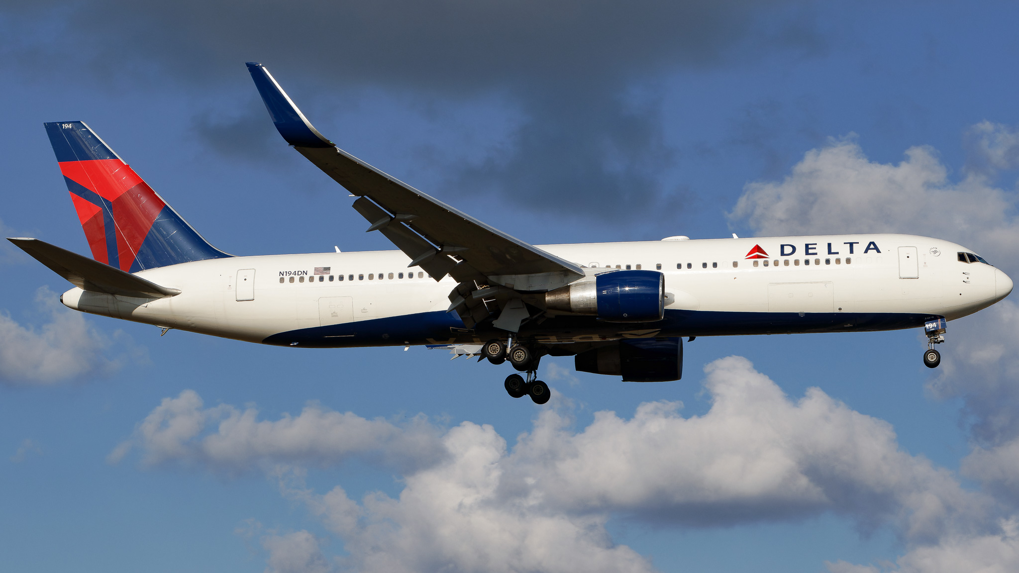 Full size: Delta Airlines Boeing 767-300 N194DN at Tampa International Airport