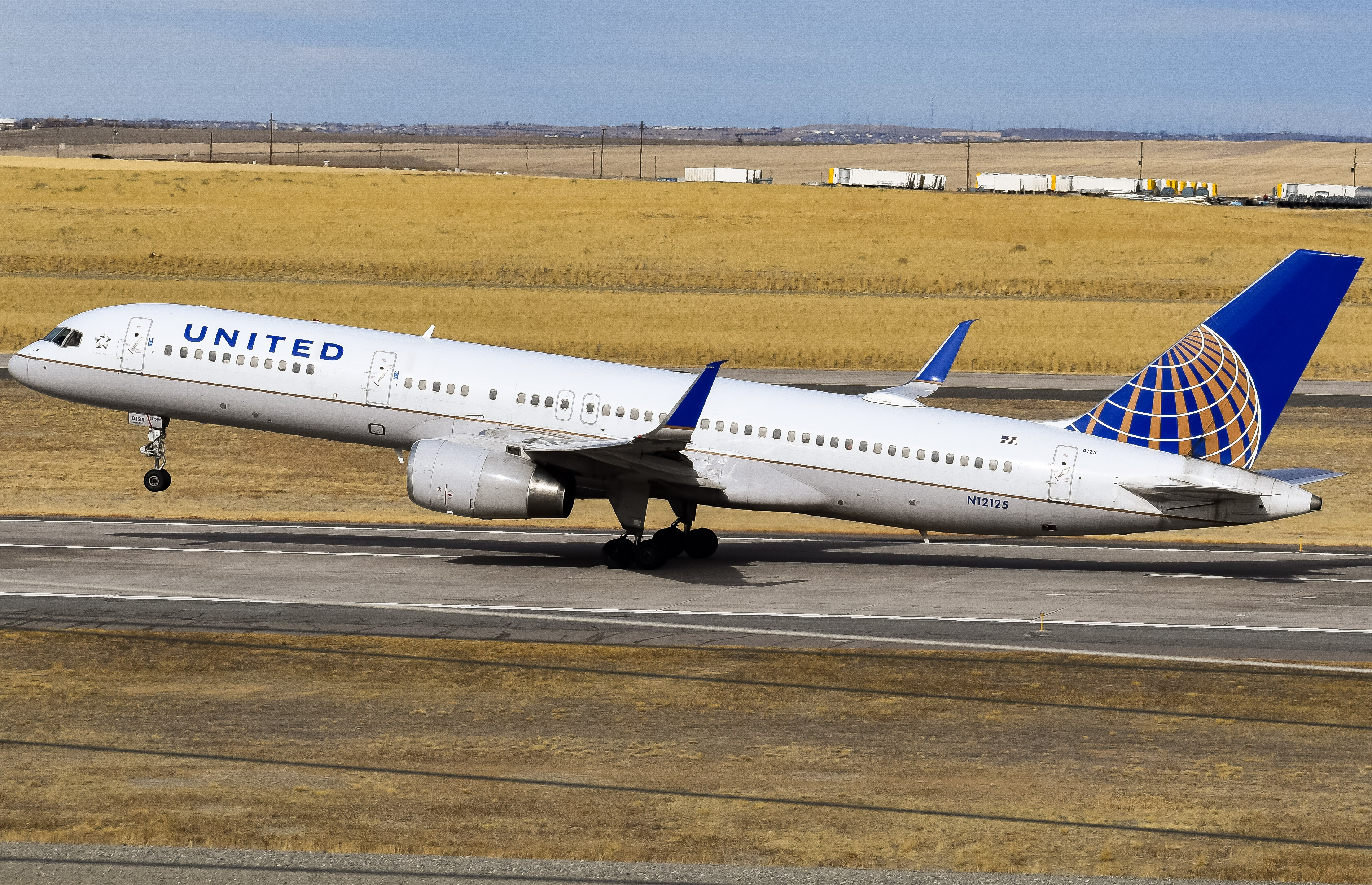 Full size: United Airlines Boeing 757-200 N12125 at Denver International Airport