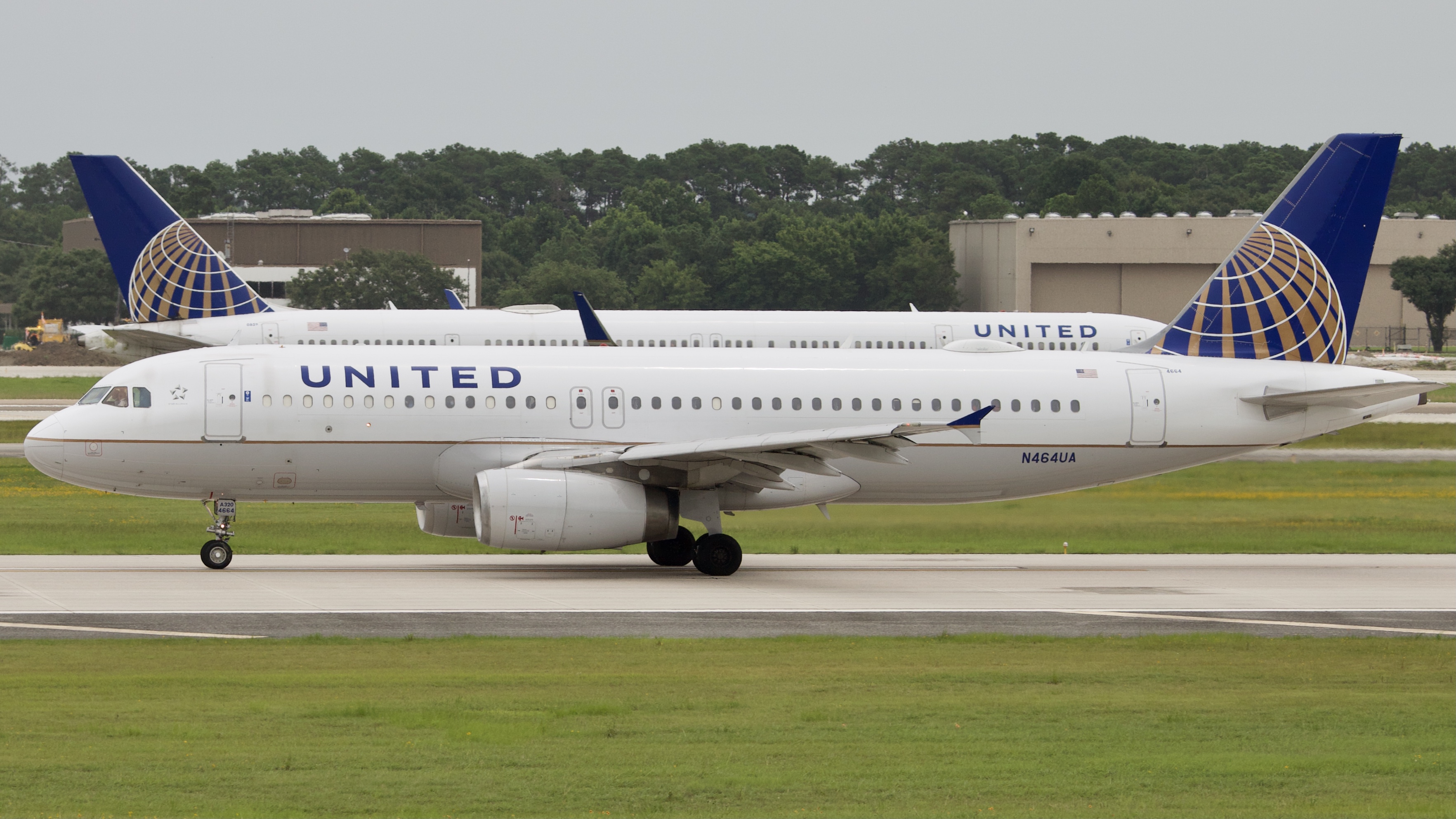 Full size: United Airlines Airbus A320 N464UA at Houston-George Bush Intercontinental Airport