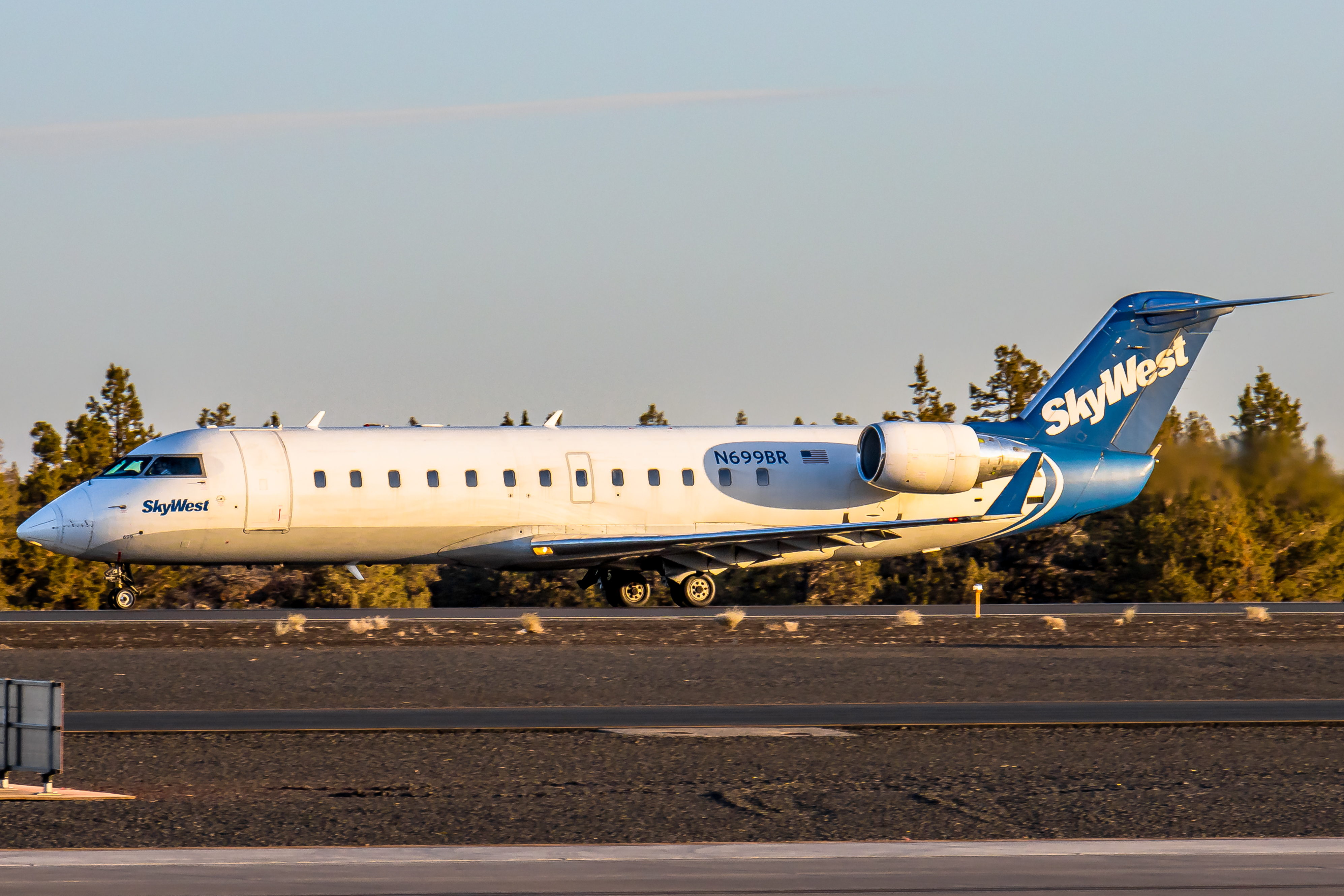 Full size: SkyWest Airlines Mitsubishi CRJ-200 N699BR at Roberts Field Airport