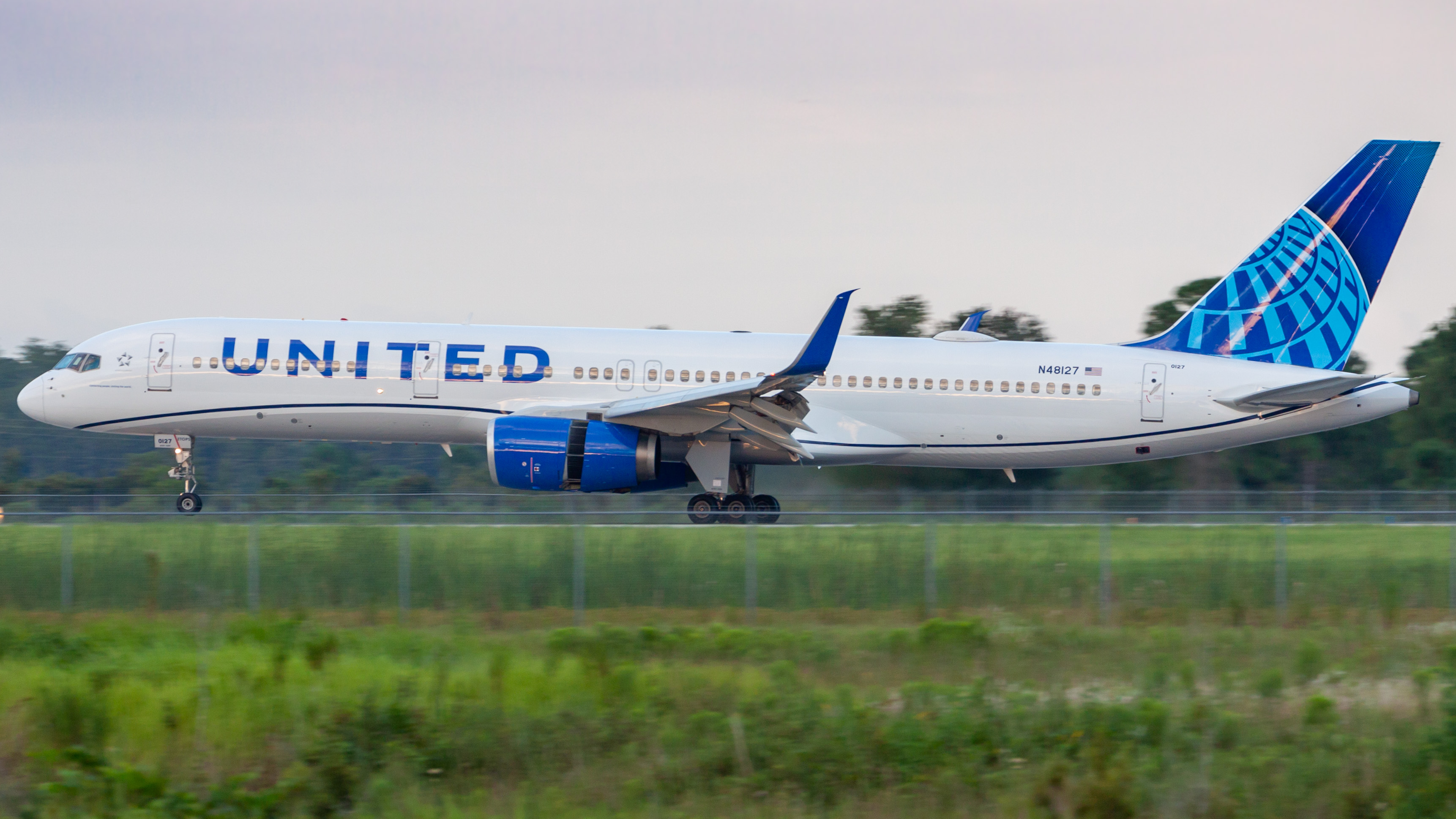 Full size: United Airlines Boeing 757-200 N48127 at Orlando International Airport