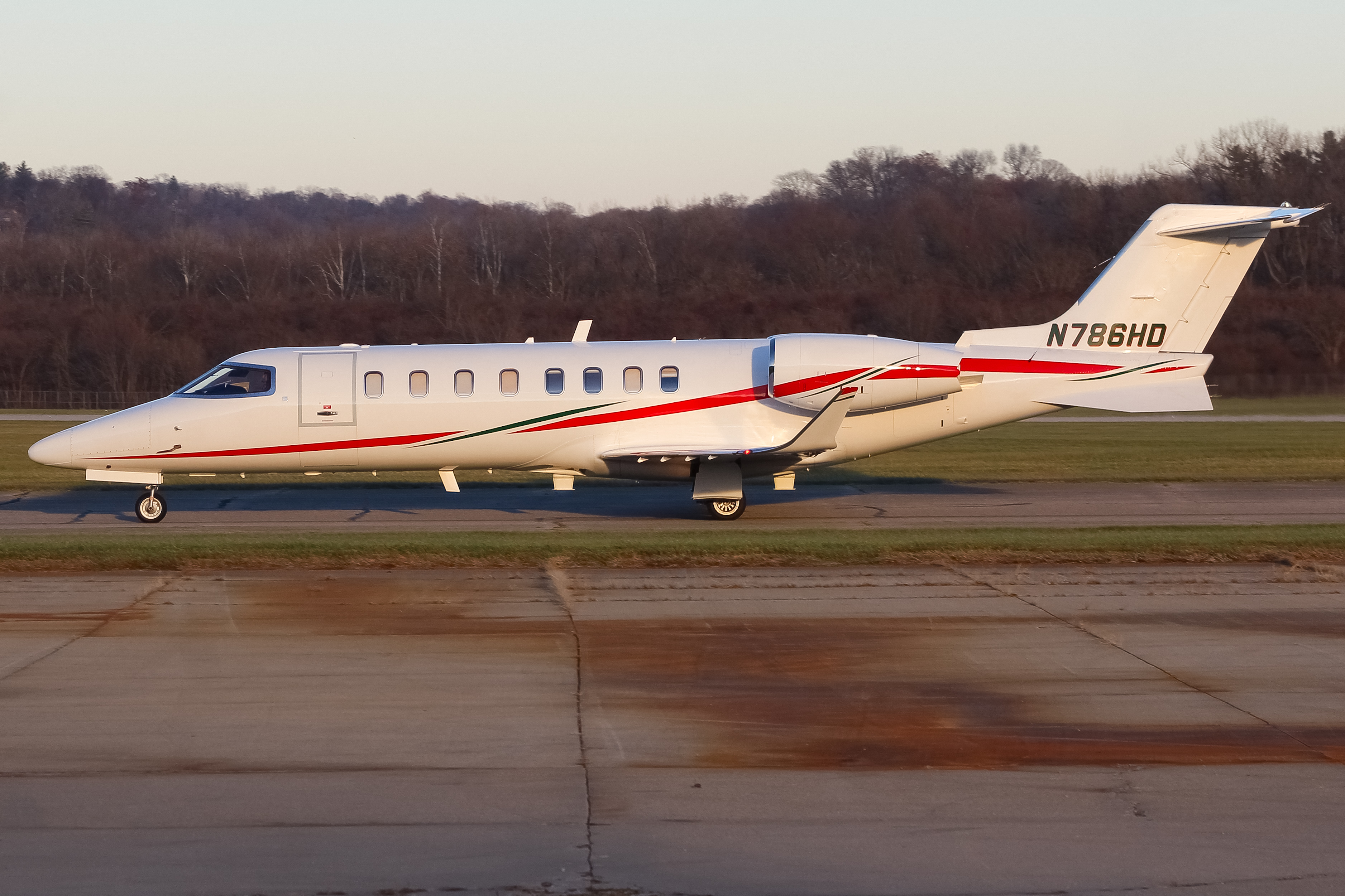 Full size: PRIVATE  Learjet 45 N786HD at Cincinnati Municipal Airport/Lunken Field