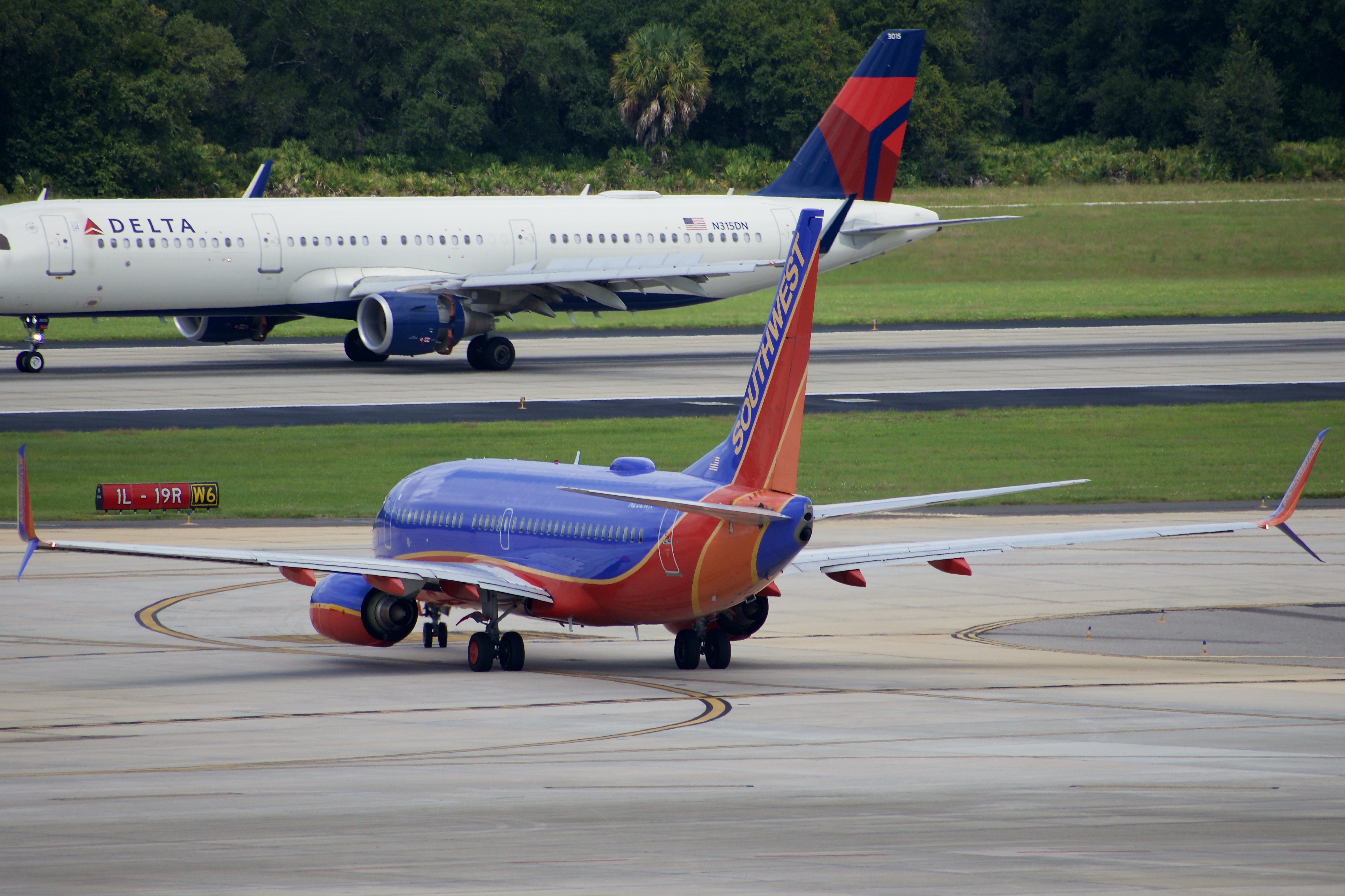 Full size: Southwest Airlines Boeing 737-700 N252WN at Tampa International Airport