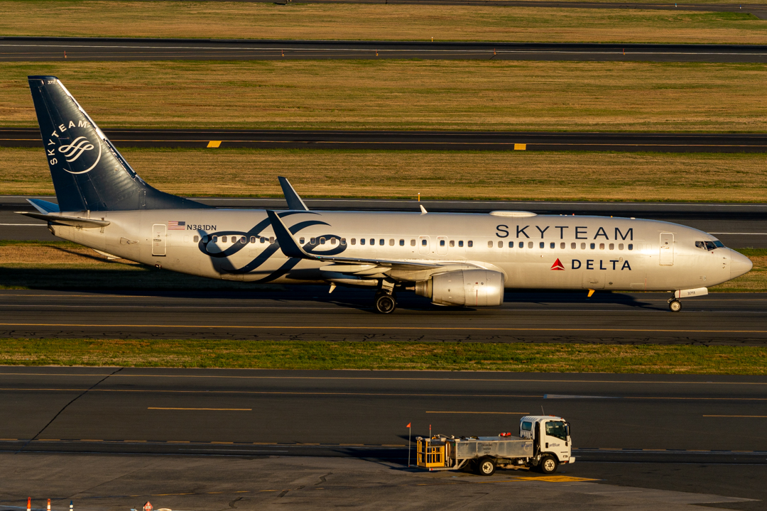 Full size: Delta Airlines Boeing 737-800 N381DN at General Edward Lawrence Logan International Airport