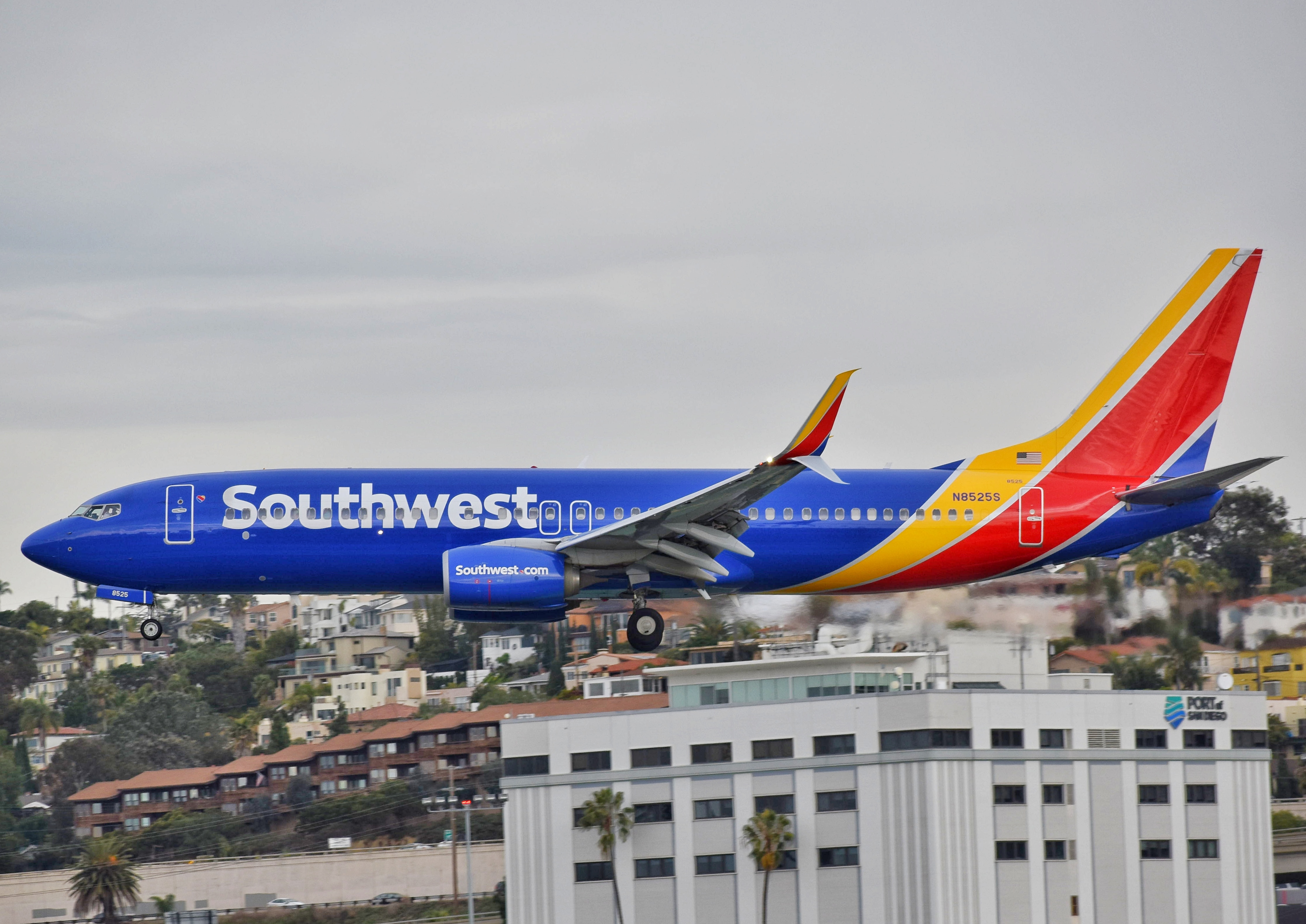 Full size: Southwest Airlines Boeing 737-800 N8525S at San Diego International Airport