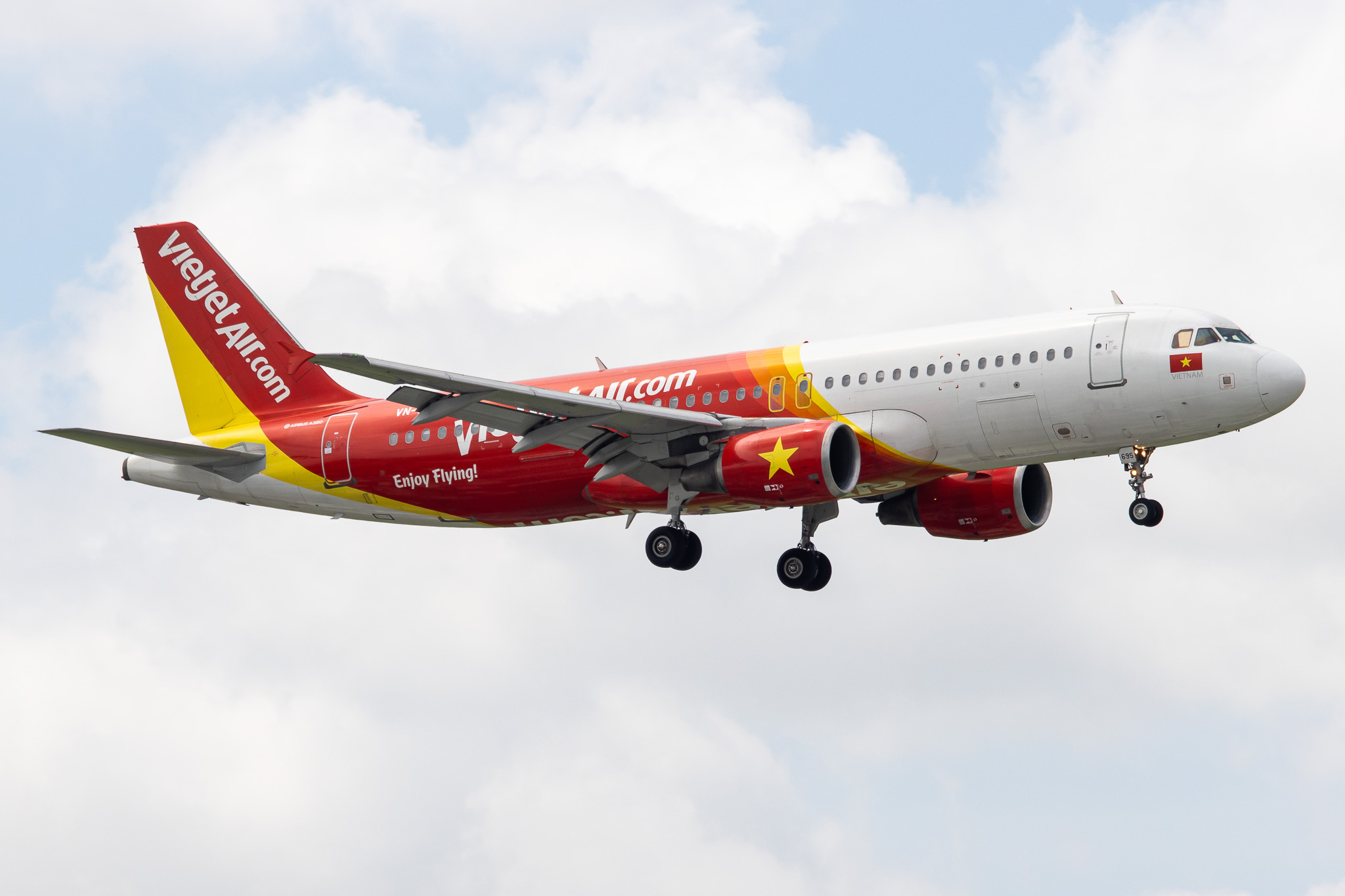 Full size: VietJet Air Airbus A320 VN-A695 at Tan Son Nhat International Airport