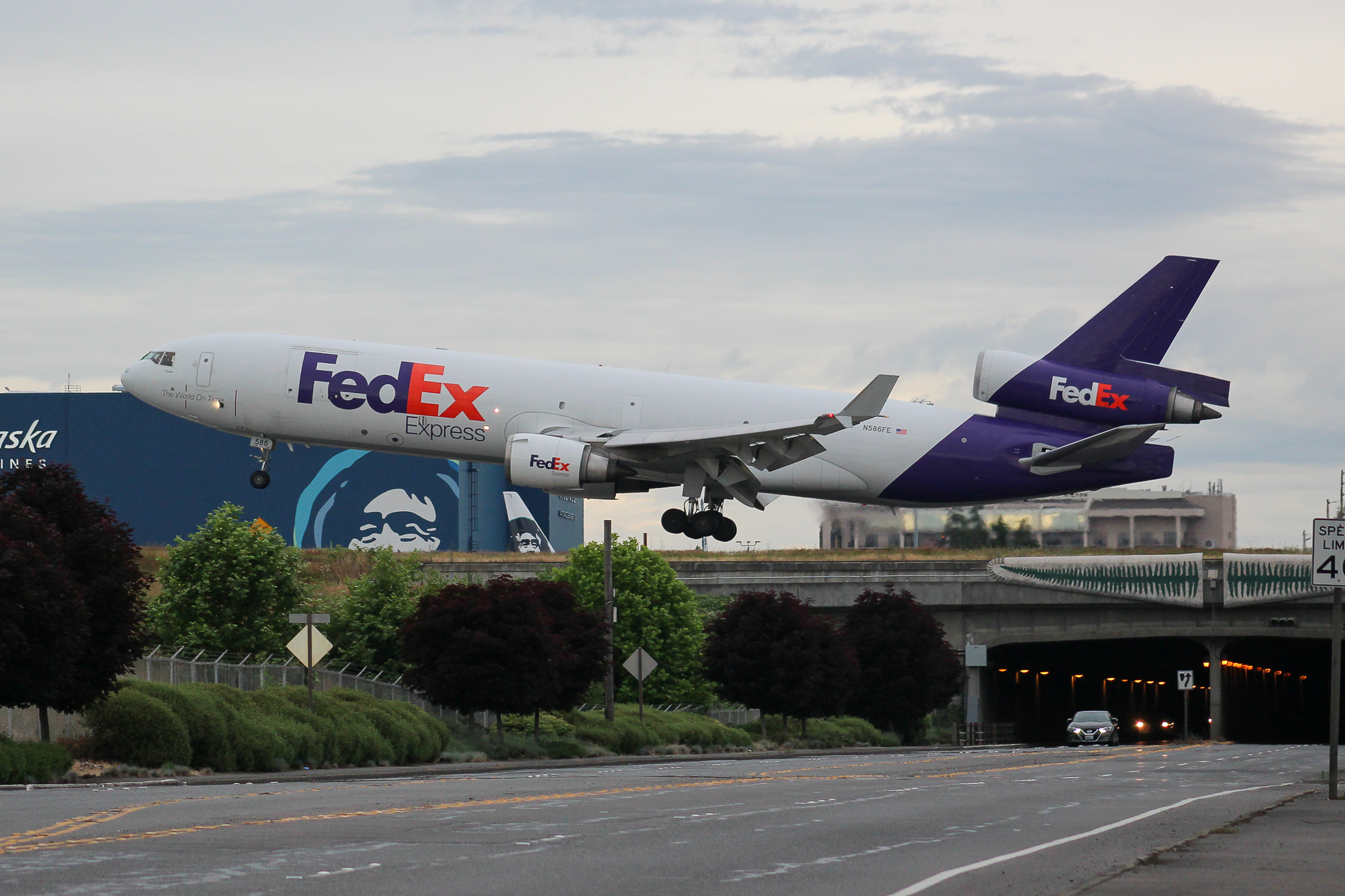 Full size: FedEx McDonnell Douglas MD-11F N586FE at Seattle-Tacoma International Airport