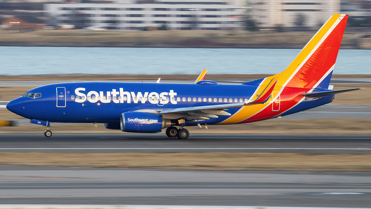 Full size: Southwest Airlines Boeing 737-700 N218WN at Ronald Reagan National Airport