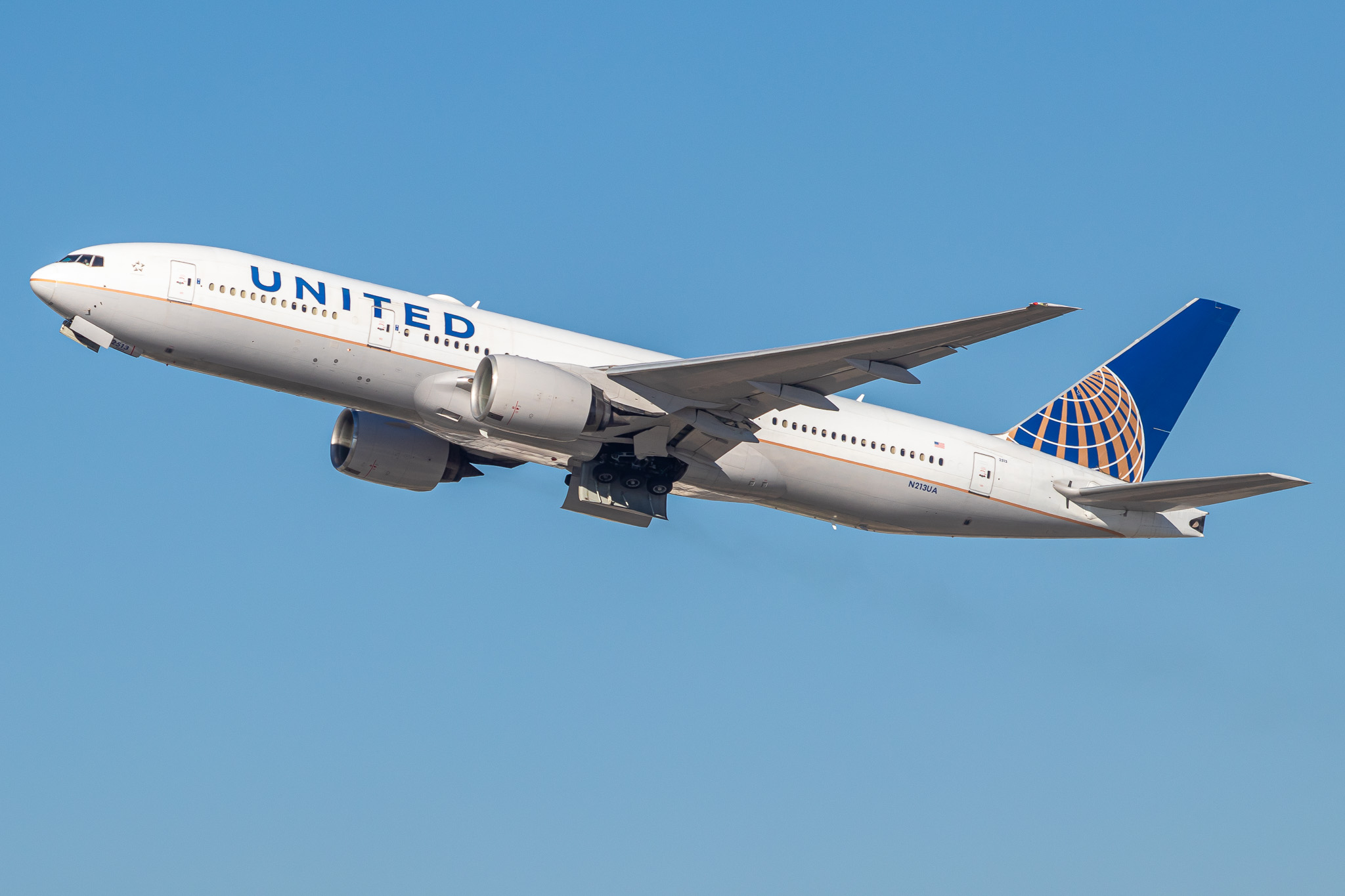 Full size: United Airlines Boeing 777-200 N213UA at Los Angeles International Airport