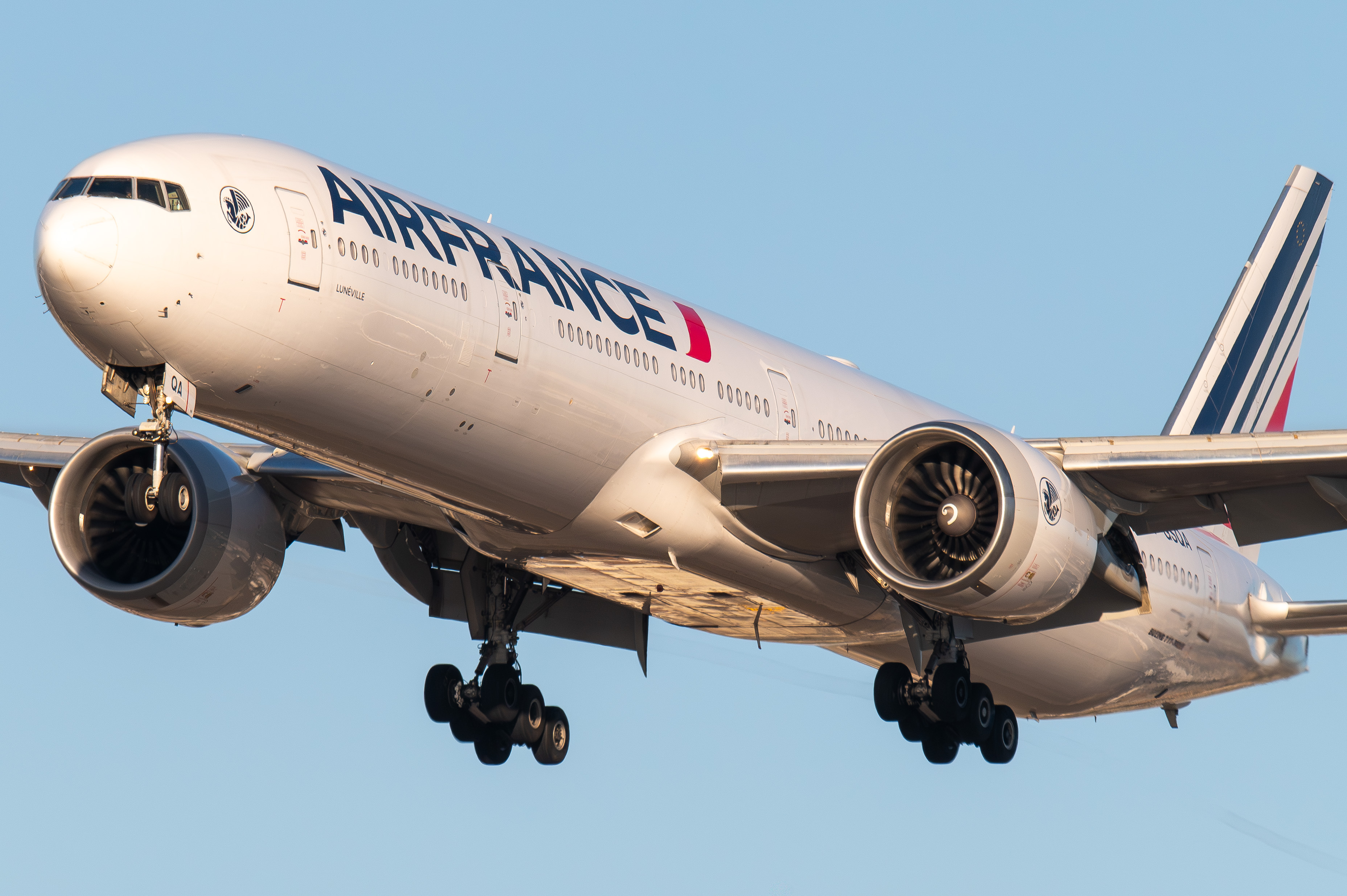 Full size: Air France Boeing 777-300ER F-GSQA at Los Angeles International Airport