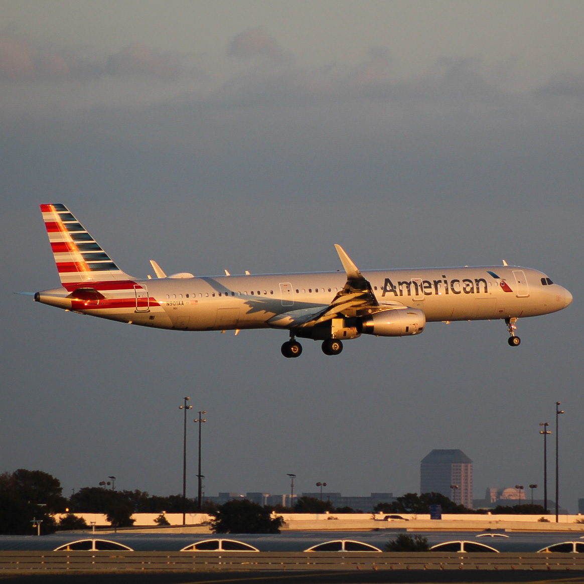 Full size: American Airlines Airbus A321-200 N901AA at Dallas-Fort Worth International Airport