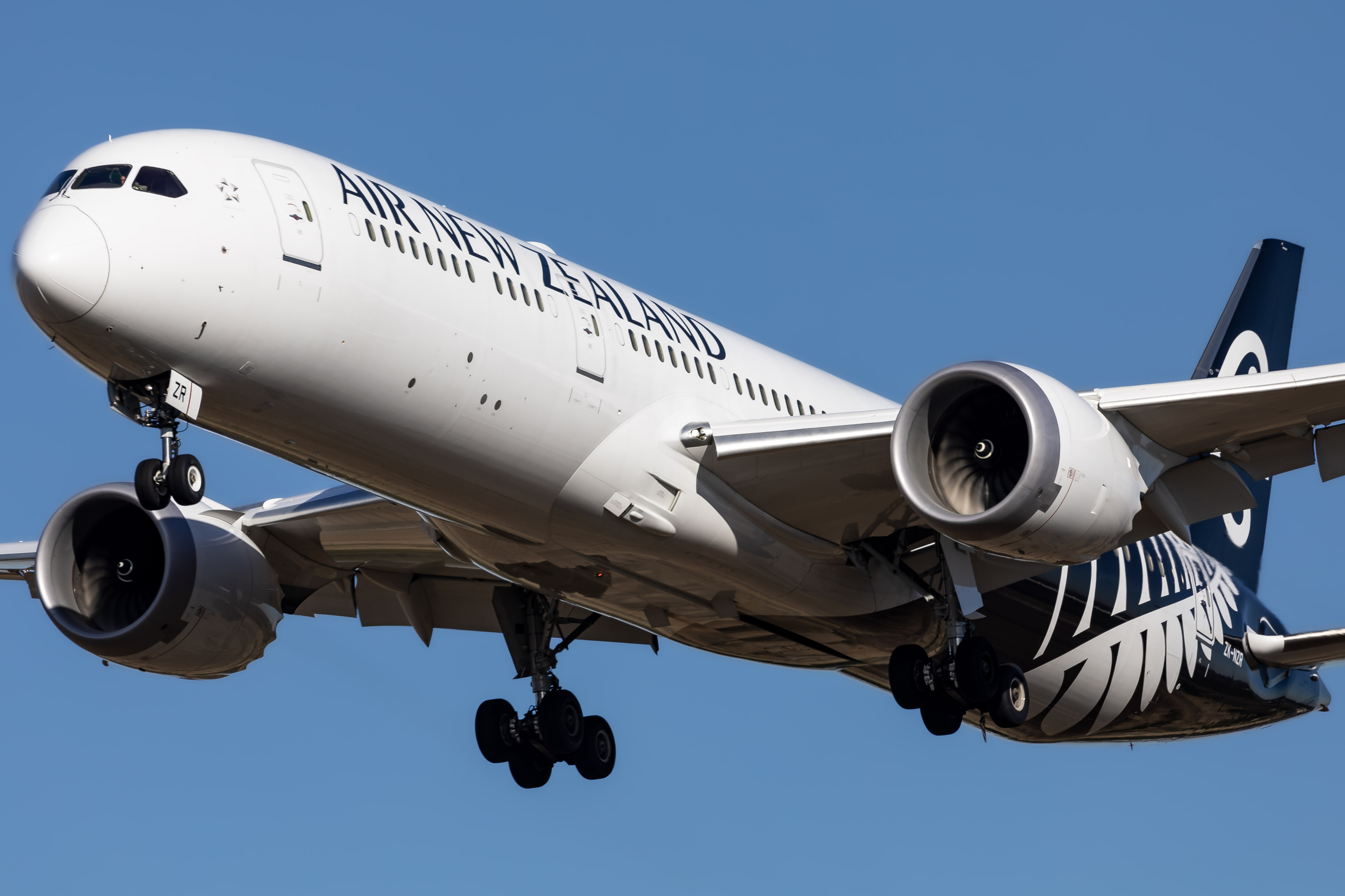 Full size: Air New Zealand Boeing 787-9 ZK-NZR at Houston-George Bush Intercontinental Airport
