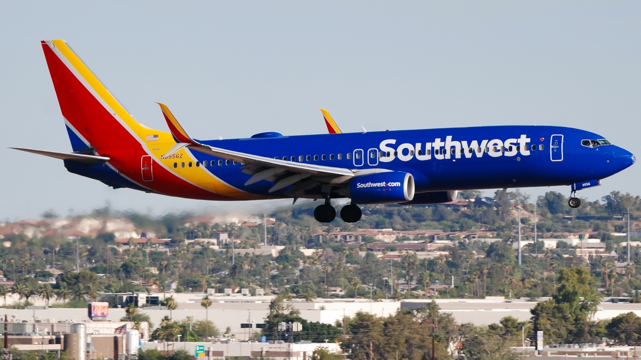 Full size: Southwest Airlines Boeing 737-800 N8556Z at Phoenix Sky Harbor International Airport
