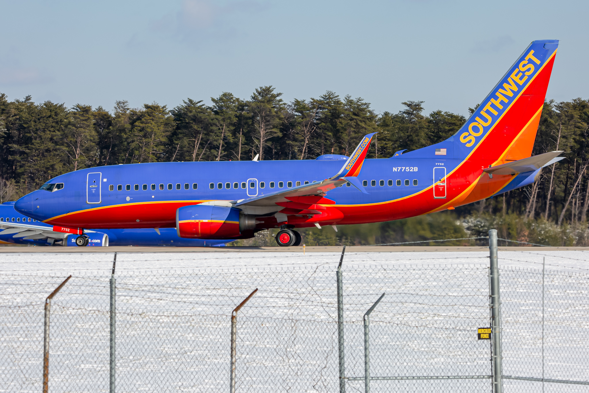 Full size: Southwest Airlines Boeing 737-700 N7752B at Baltimore/Washington International Thurgood Marshall Airport