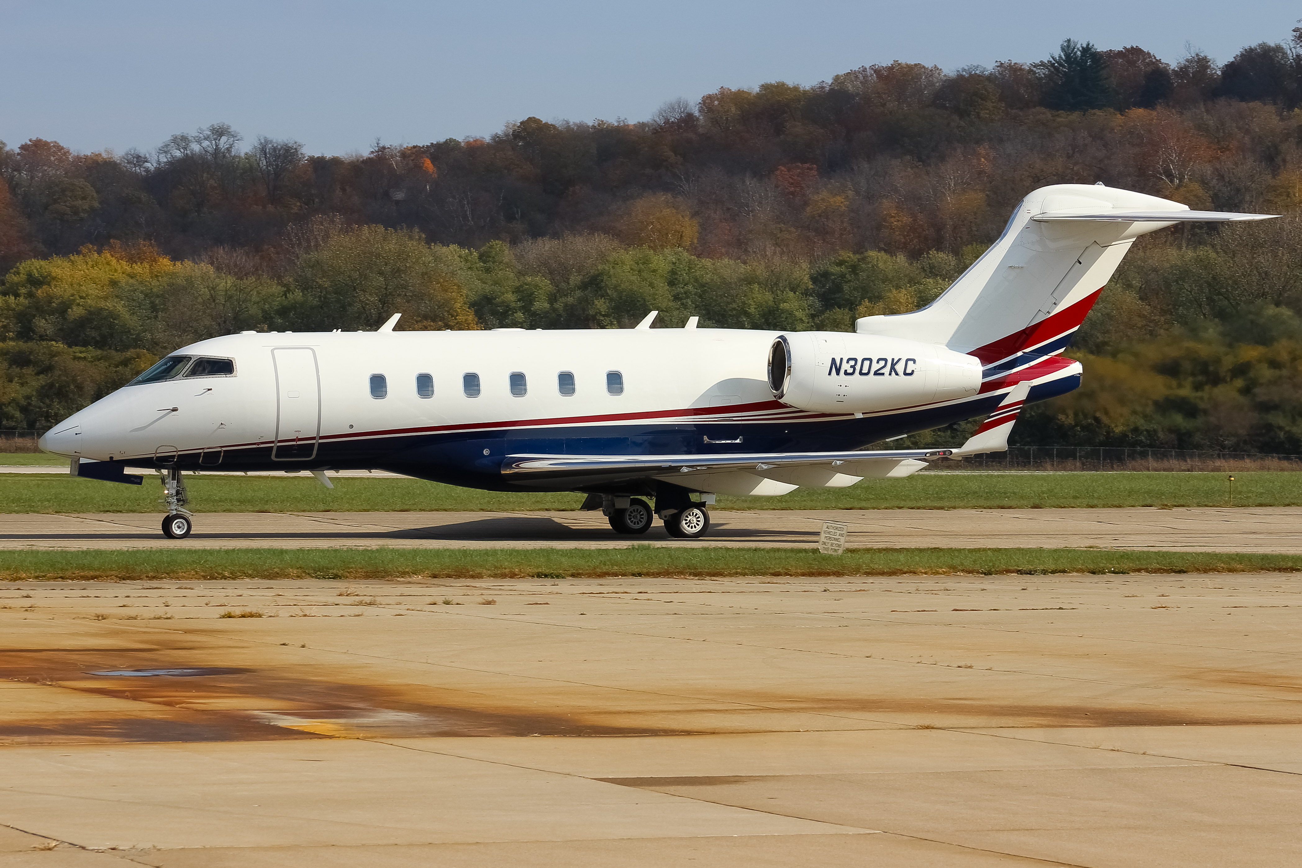 Full size: PRIVATE Bombardier Challenger 300 N302KC at Cincinnati Municipal Airport/Lunken Field