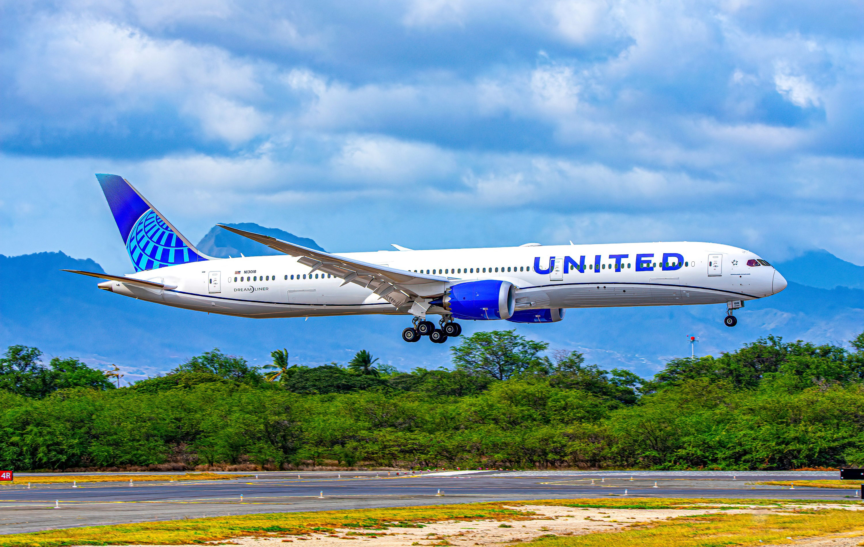 Full size: United Airlines Boeing 787-10 N13018 at Daniel K Inouye International Airport