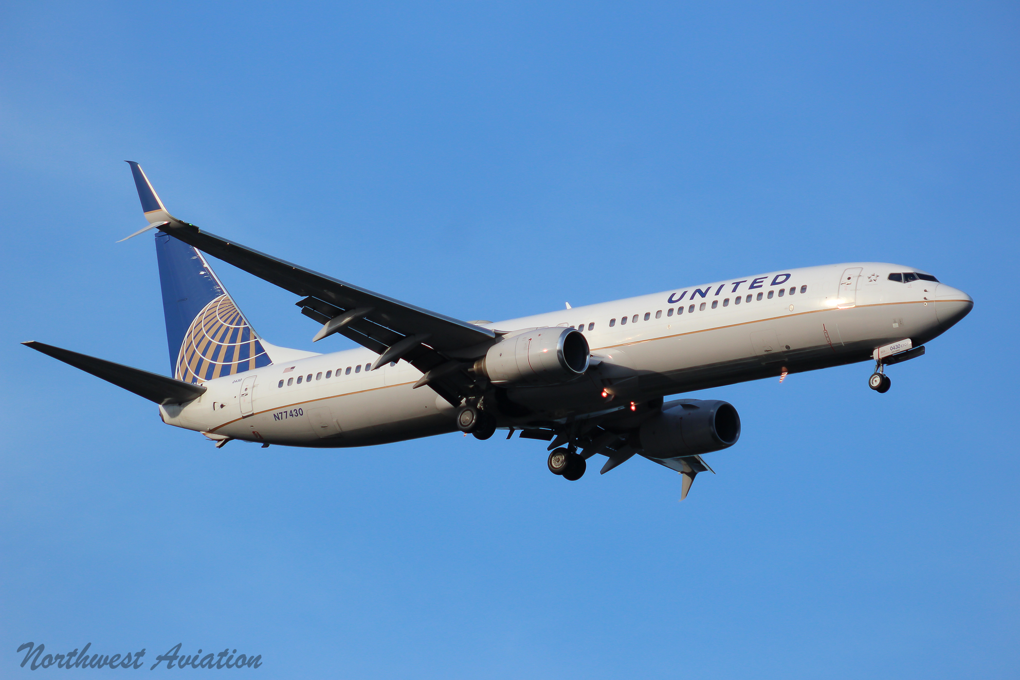Full size: United Airlines Boeing 737-900ER N77430 at Seattle-Tacoma International Airport