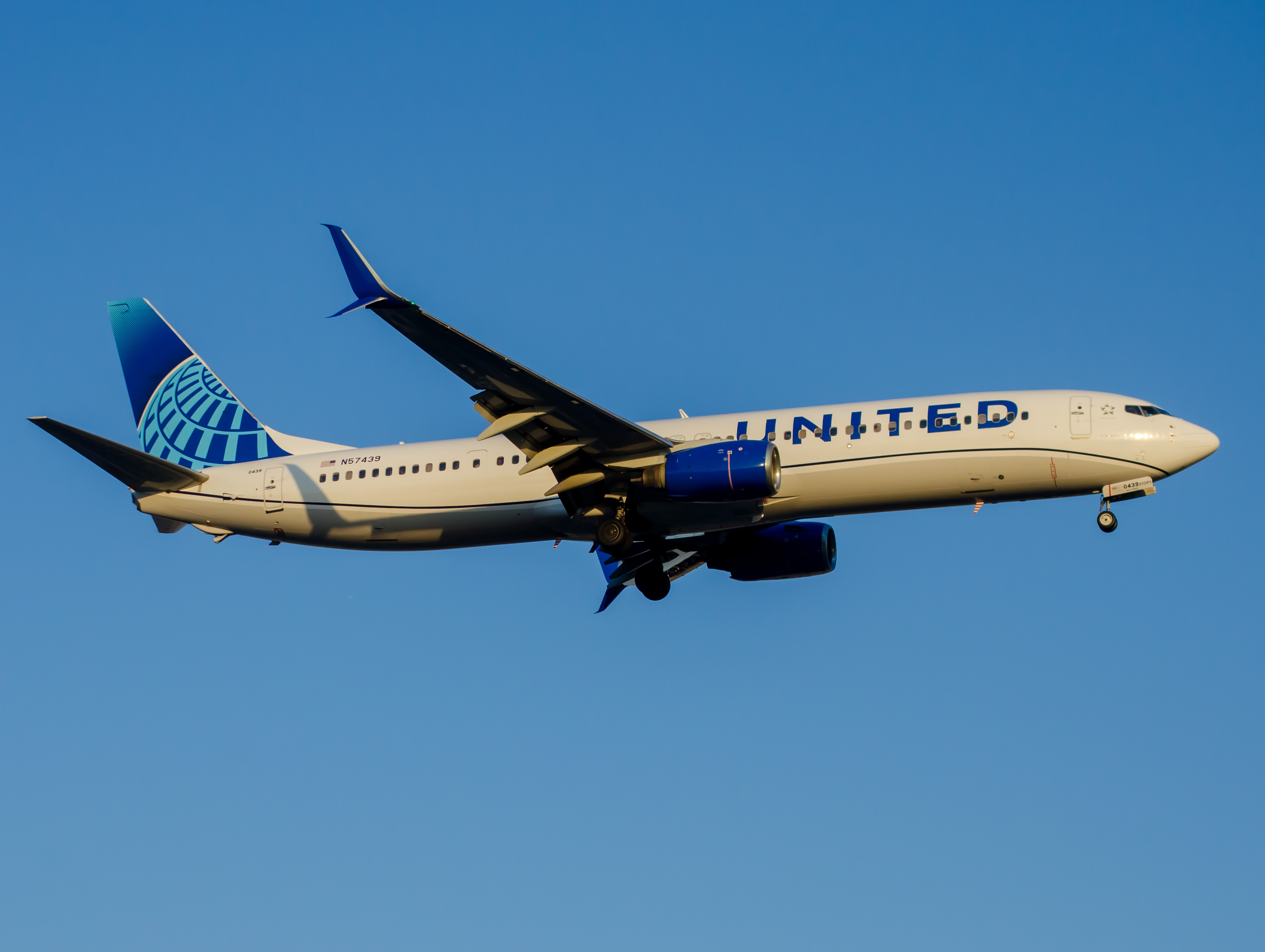 Full size: United Airlines Boeing 737-900ER N57439 at Newark Liberty International Airport