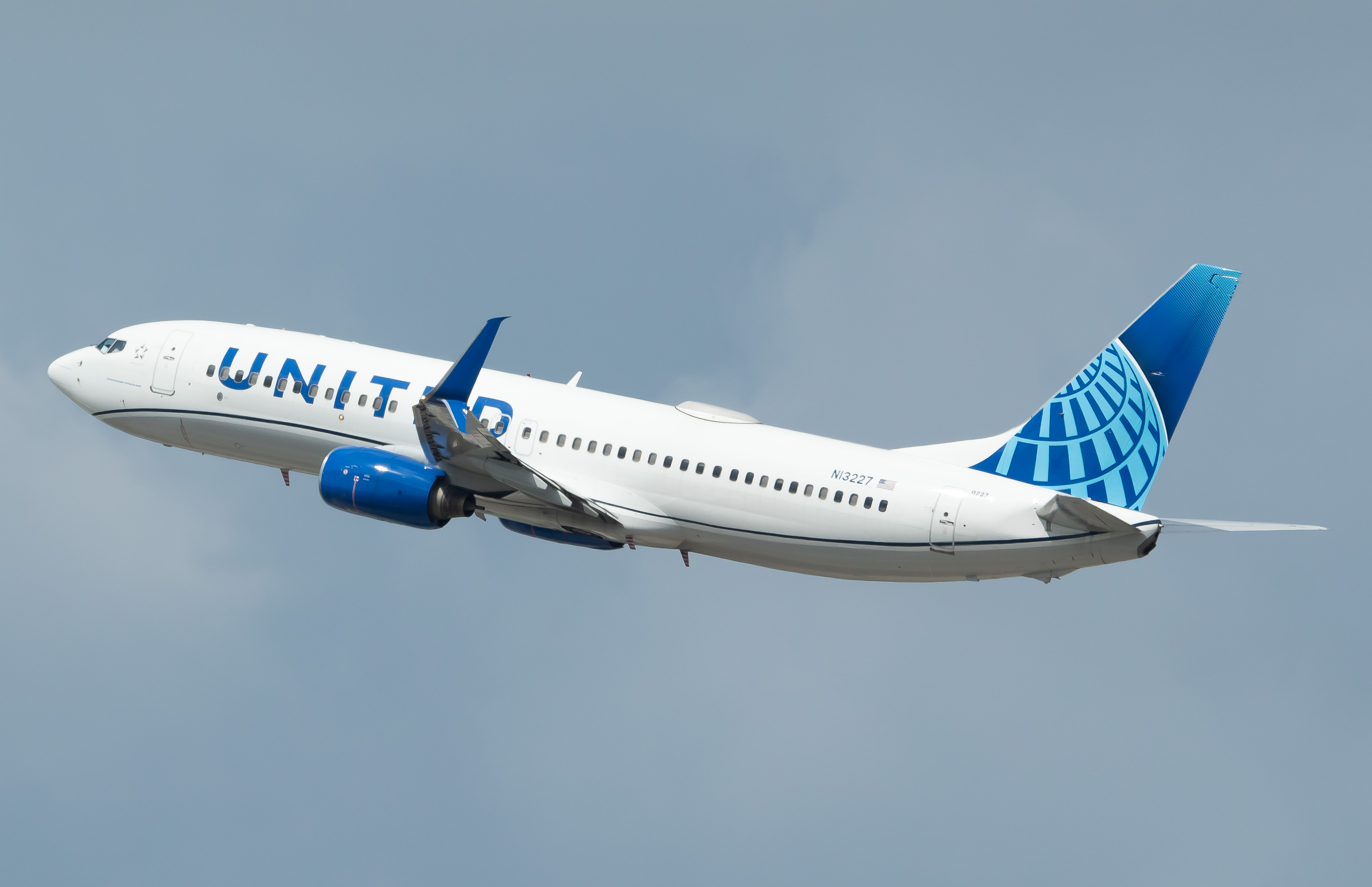 Full size: United Airlines Boeing 737-800 N13227 at Newark Liberty International Airport