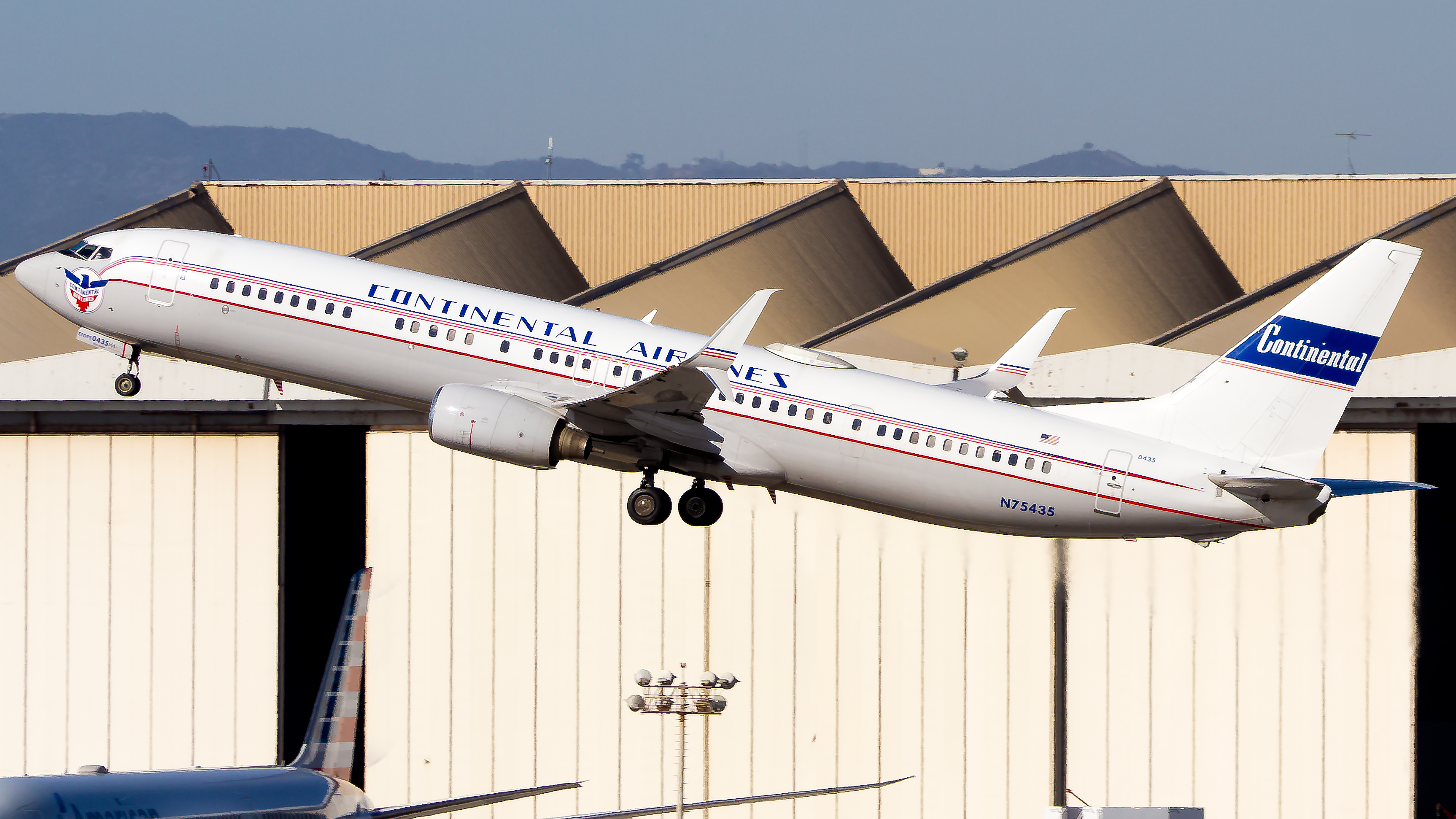 Full size: United Airlines Boeing 737-900ER N75435 at Los Angeles International Airport