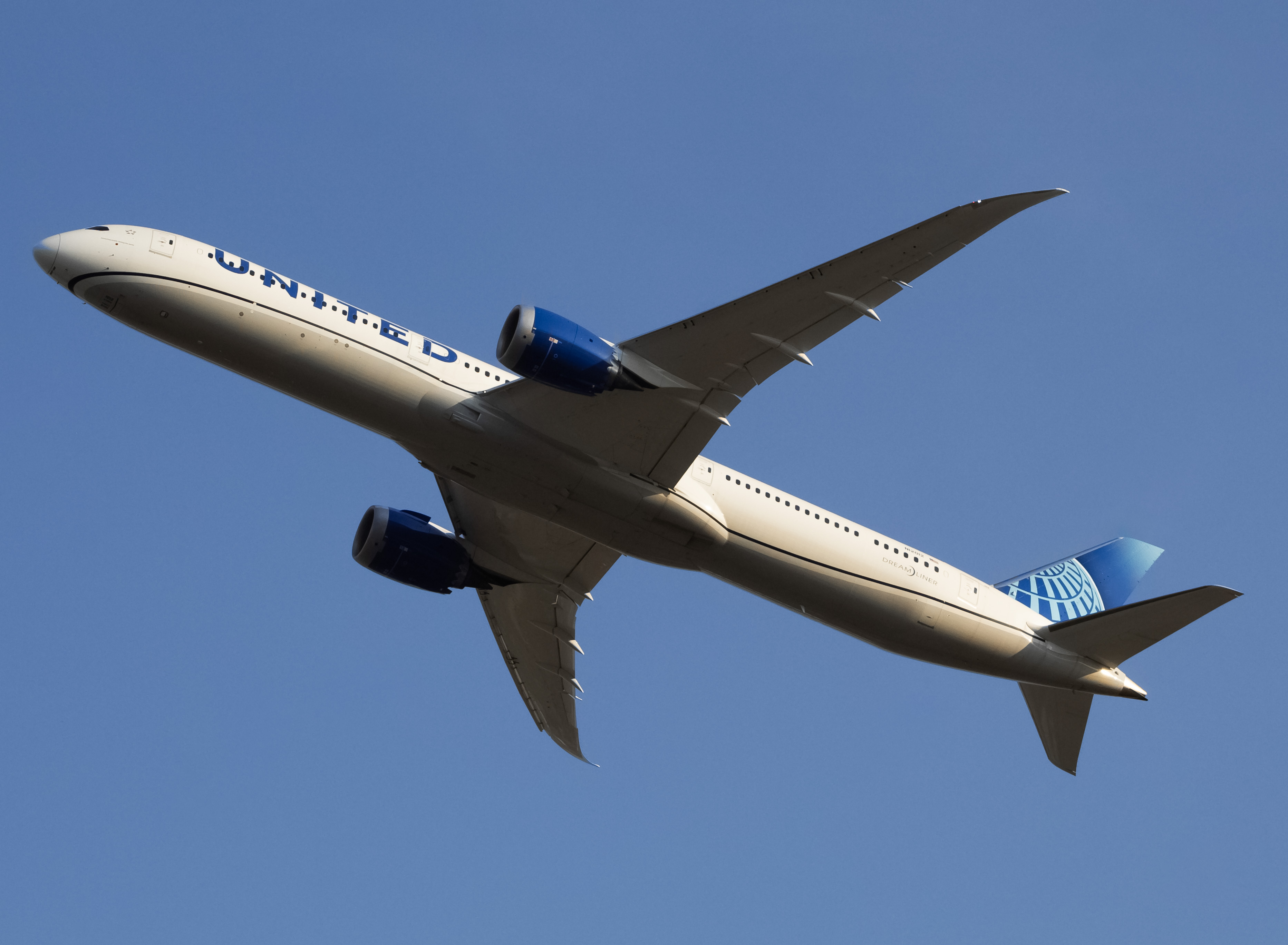 Full size: United Airlines Boeing 787-10 N12012 at Newark Liberty International Airport