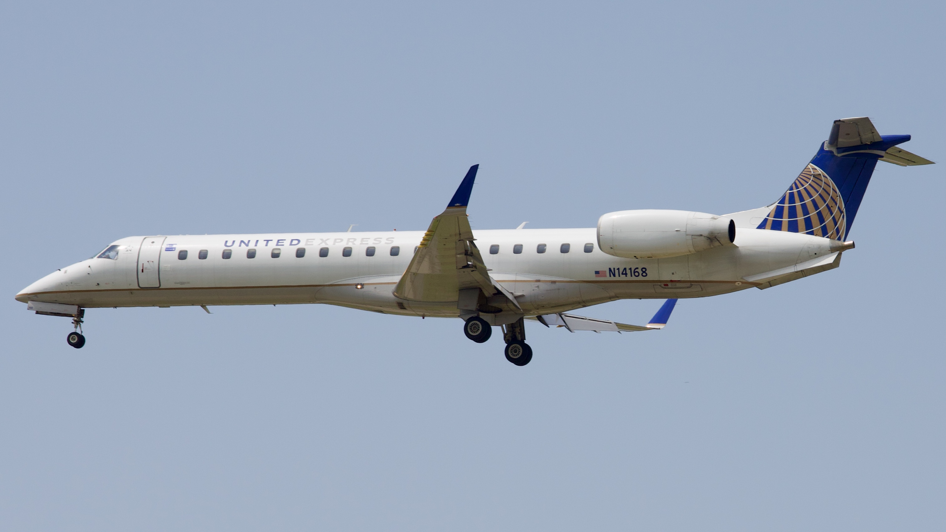 Full size: United Express Embraer ERJ145 N14168 at Houston-George Bush Intercontinental Airport