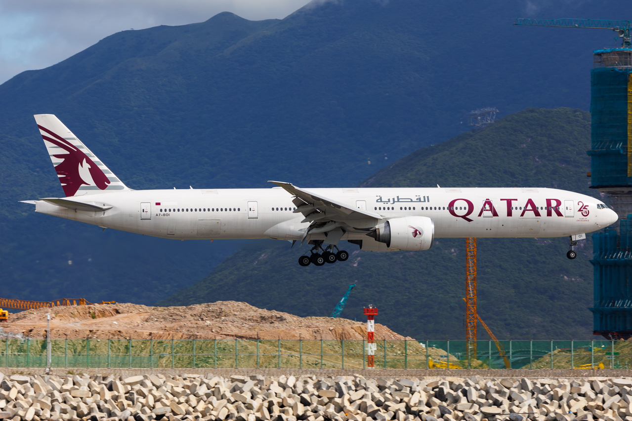 Full size: Qatar Airways Boeing 777-300ER A7-BOI at Hong Kong International Airport