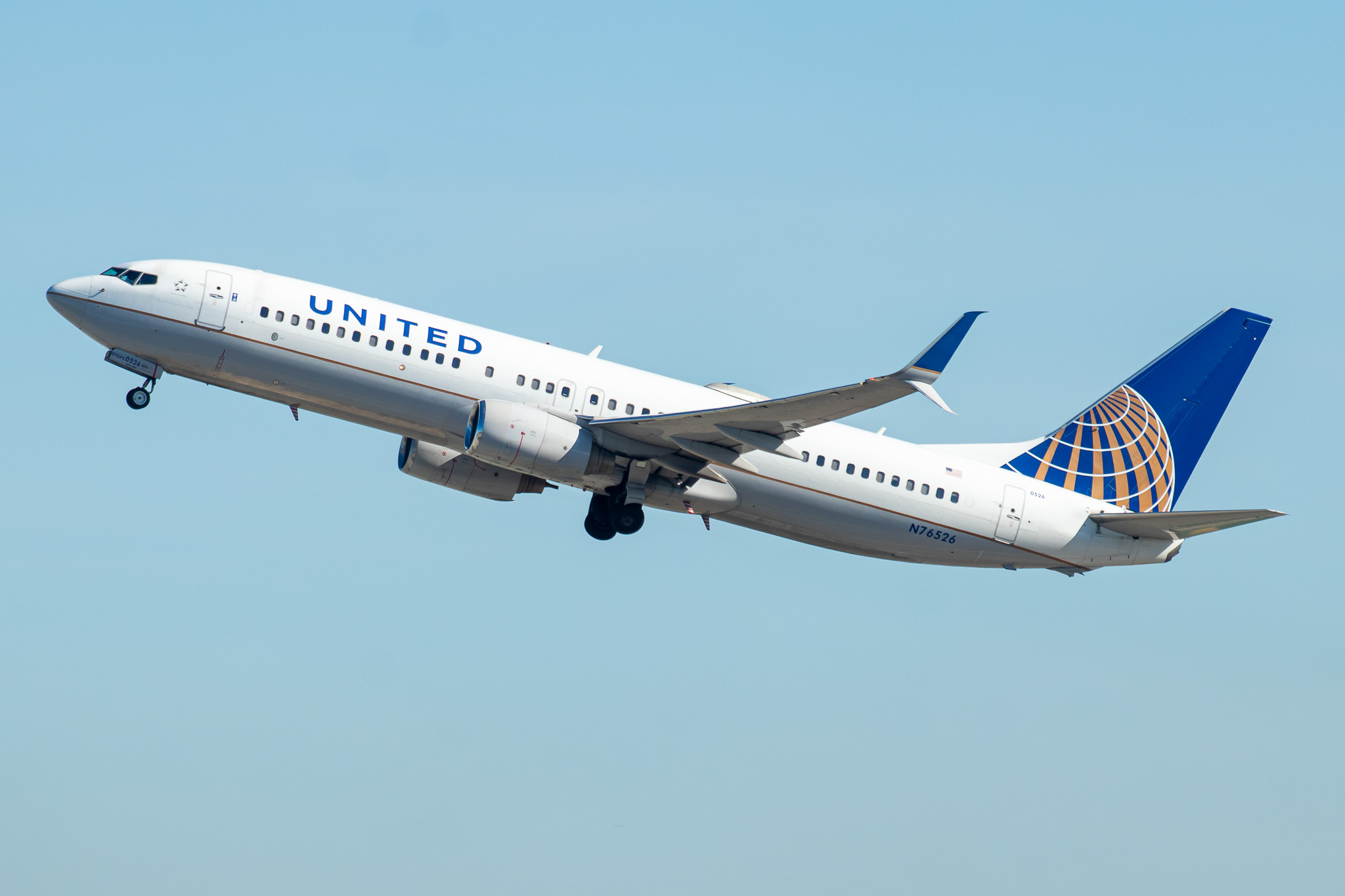 Full size: United Airlines Boeing 737-800 N76526 at Los Angeles International Airport