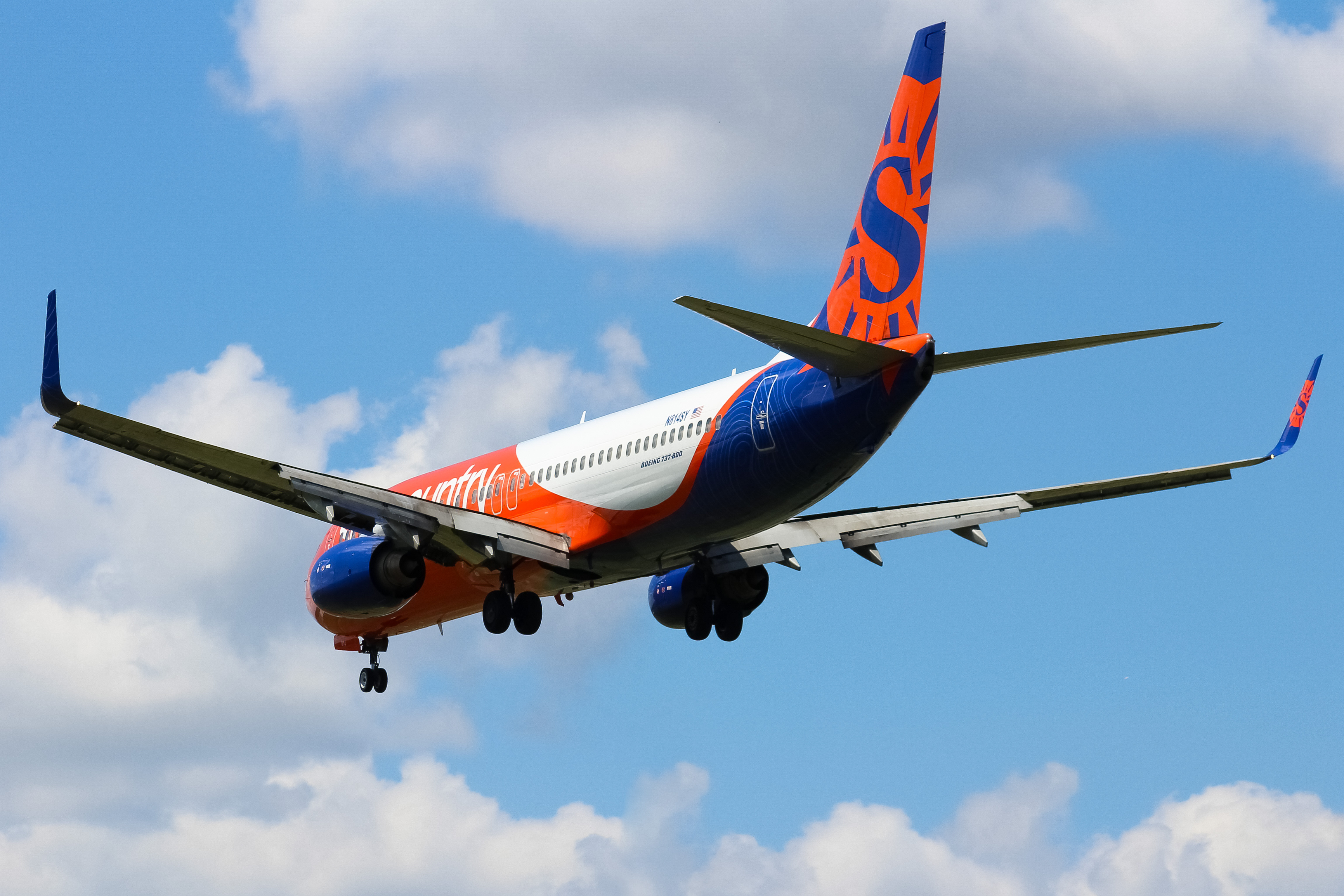 Full size: Sun Country Airlines Boeing 737-800 N814SY at Cincinnati Municipal Airport/Lunken Field