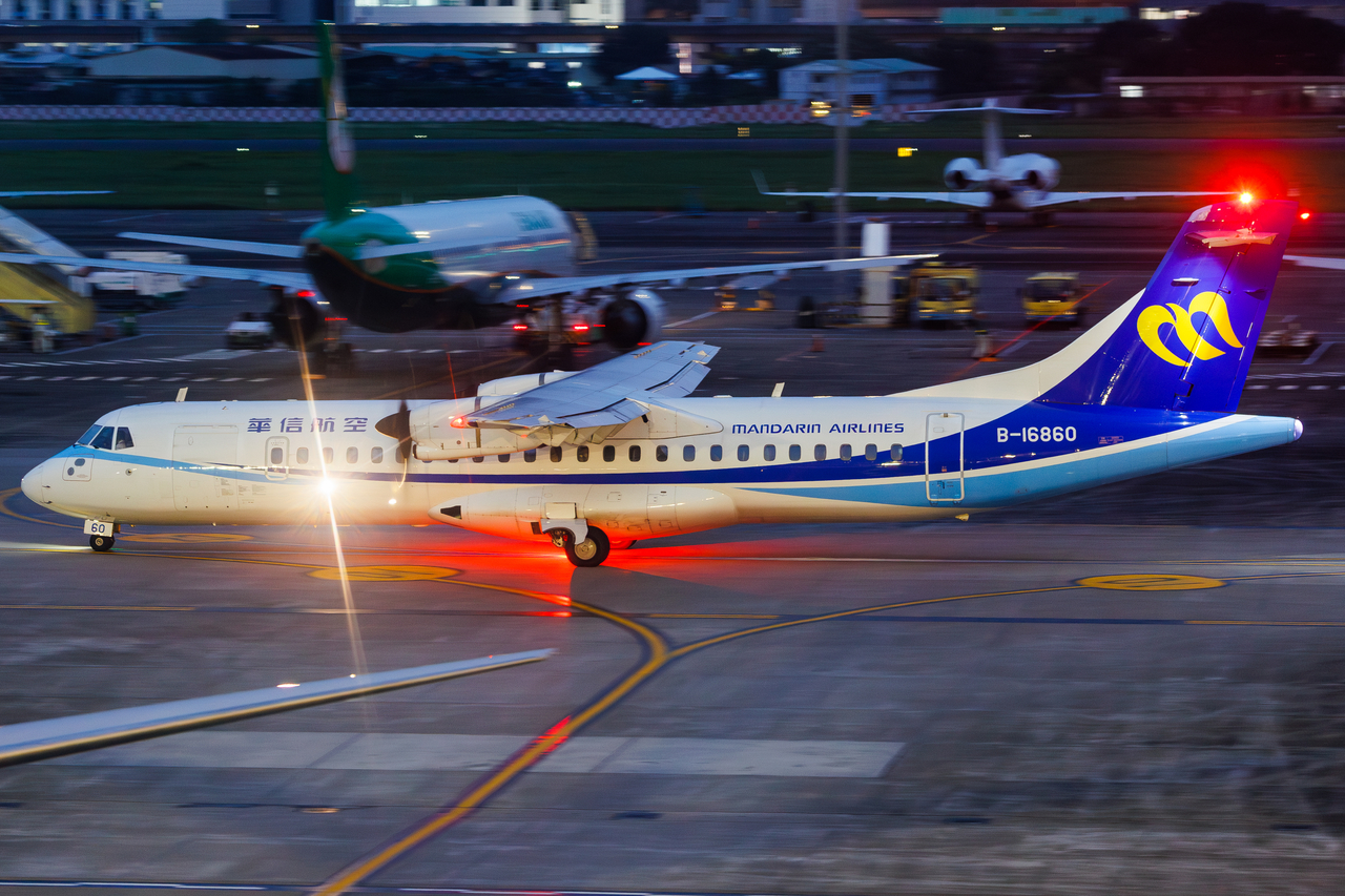 Full size: Mandarin Airlines ATR 72-600 B-16860 at Taipei Songshan Airport