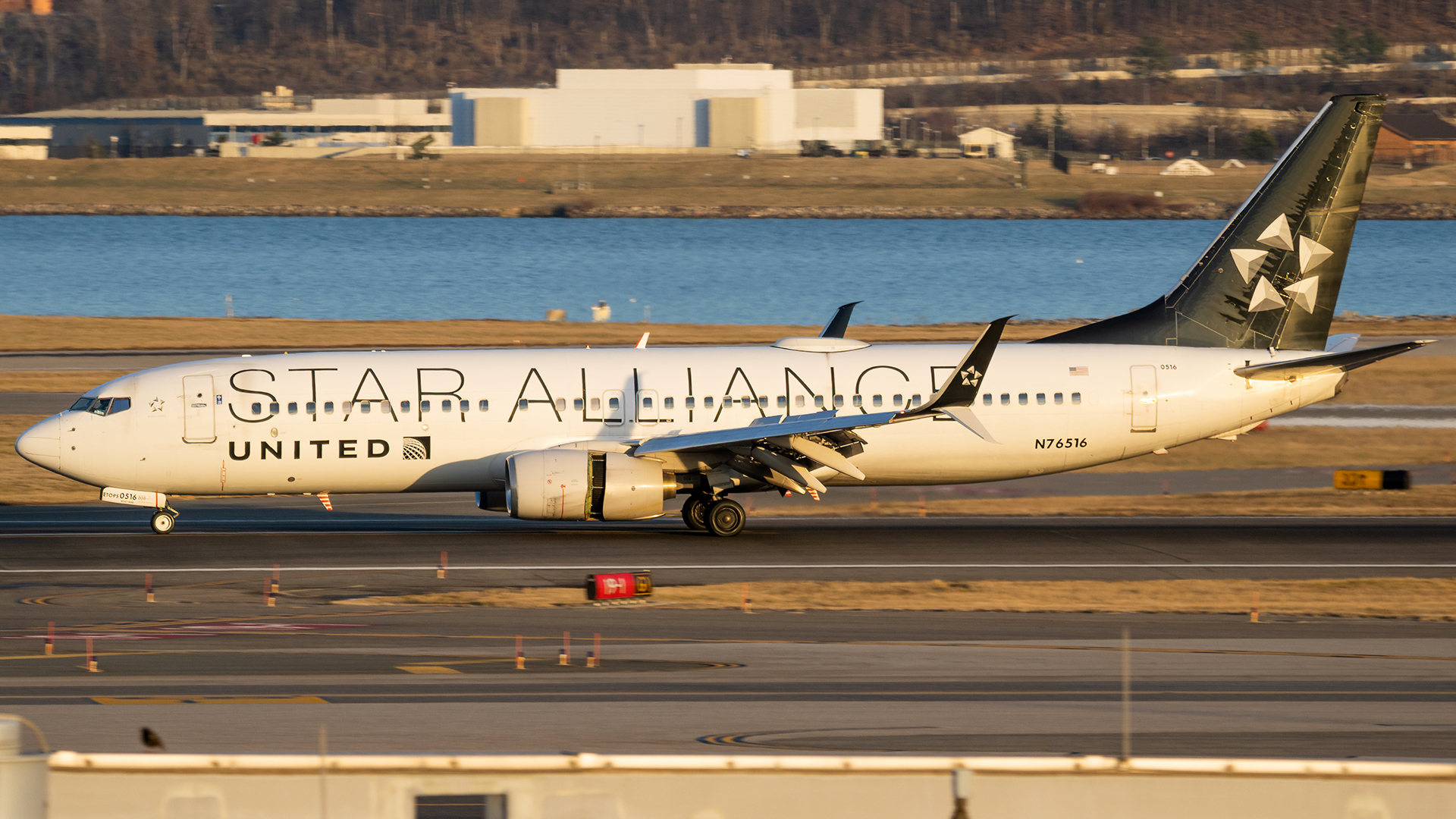 Full size: United Airlines Boeing 737-800 N76516 at Ronald Reagan National Airport