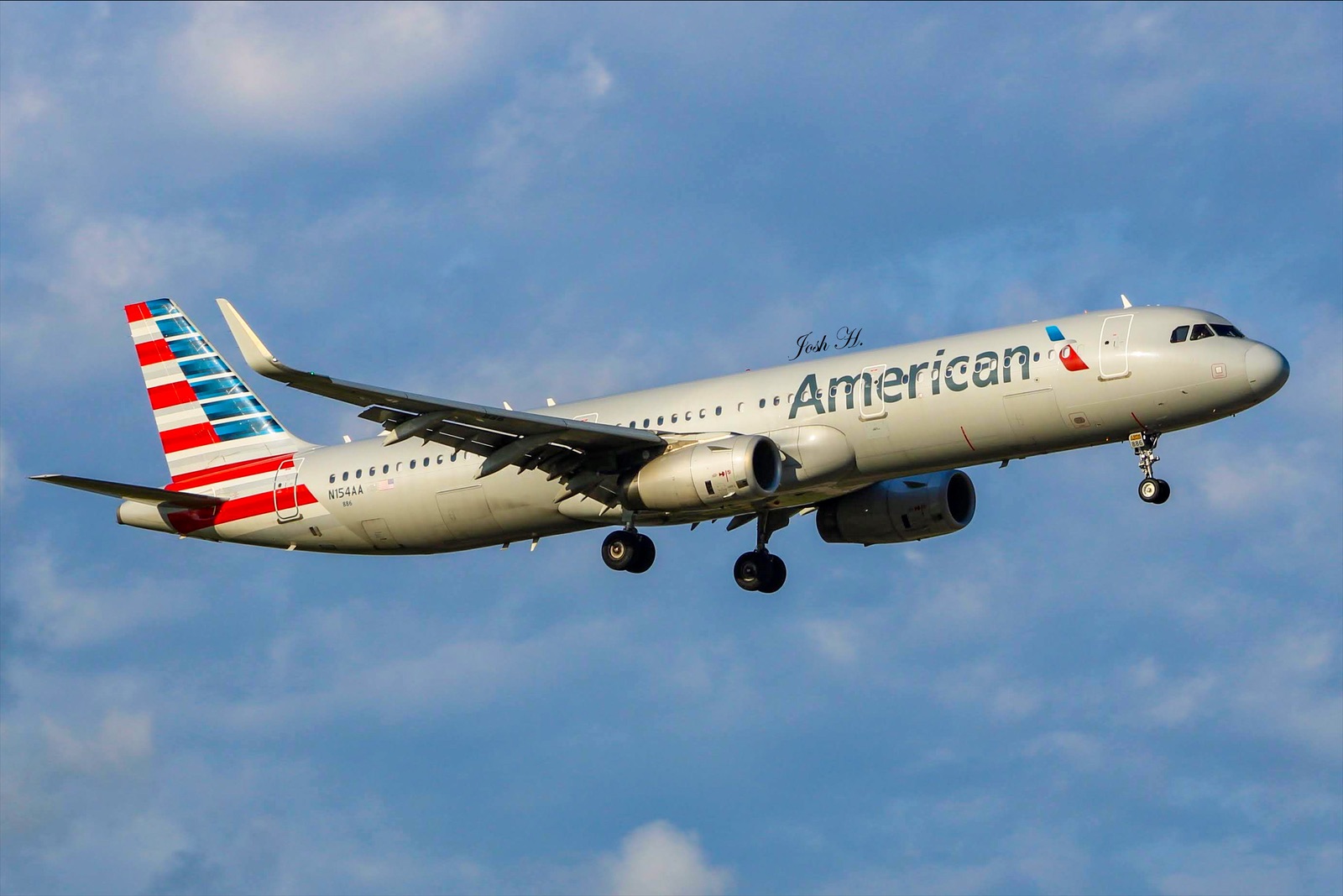 Full size: American Airlines Airbus A321-200 N154AA at Dallas-Fort Worth International Airport