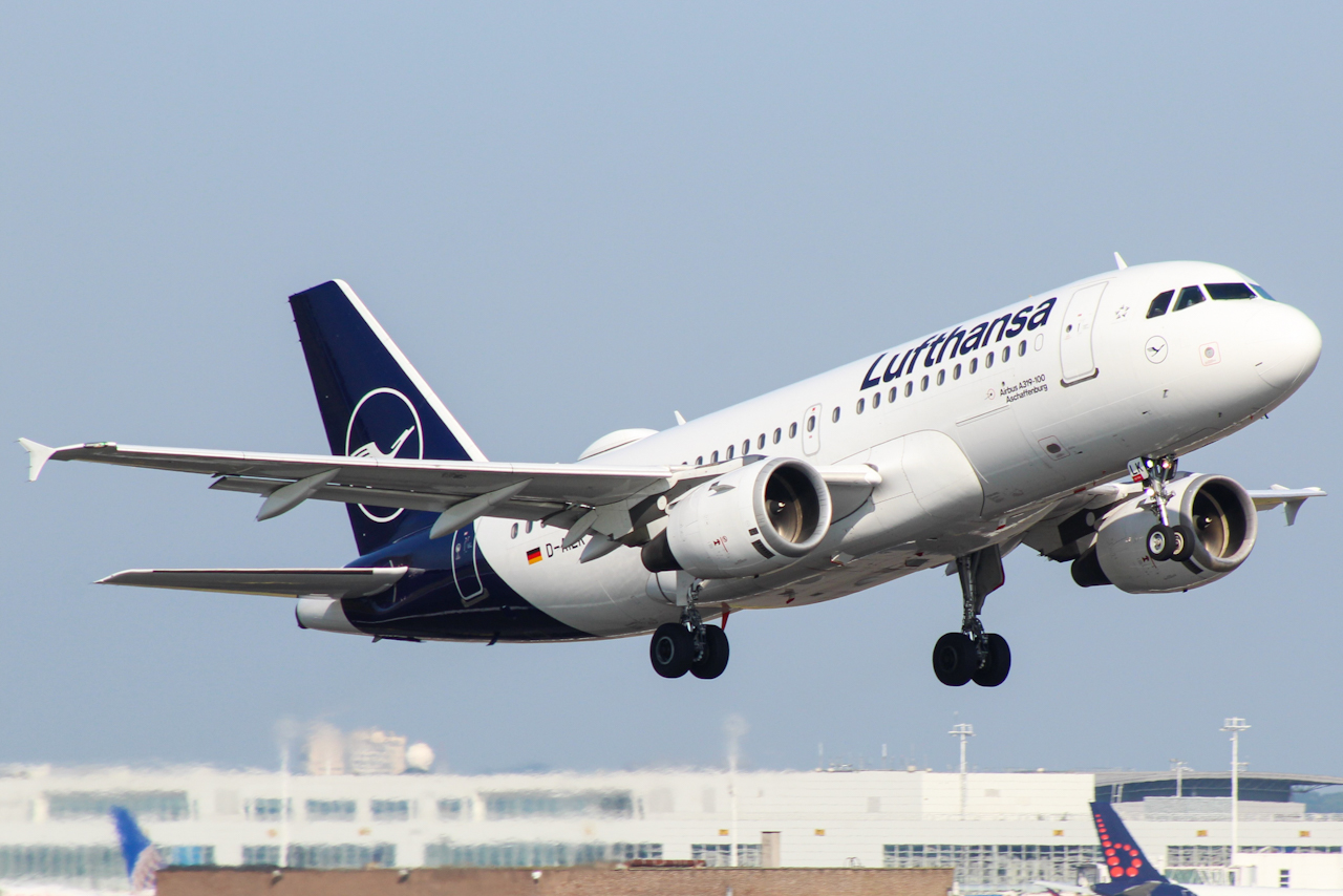 Full size: Lufthansa Airbus A319 D-AILK at Brussels Airport