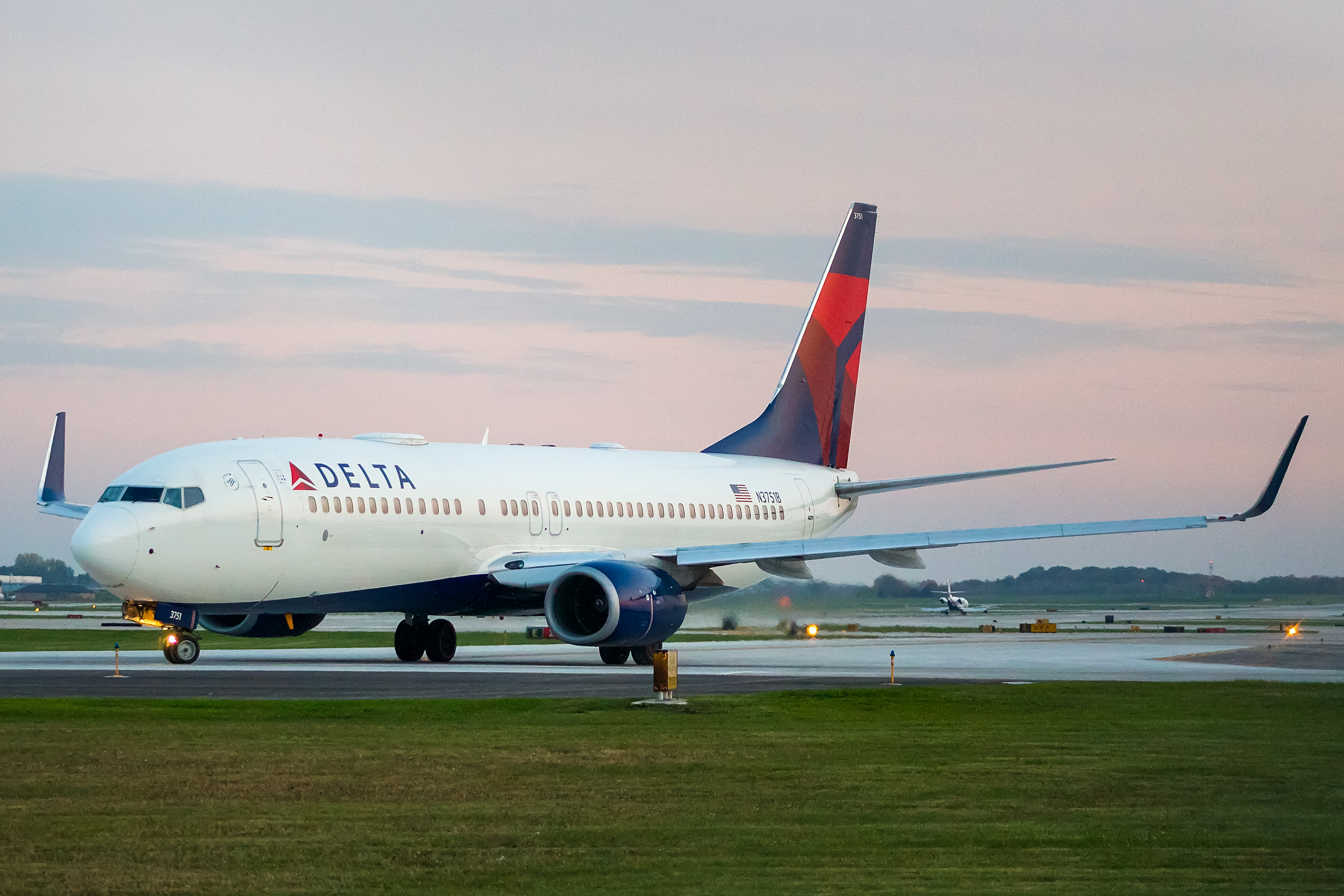 Full size: Delta Airlines Boeing 737-800 N3751B at General Mitchell International Airport