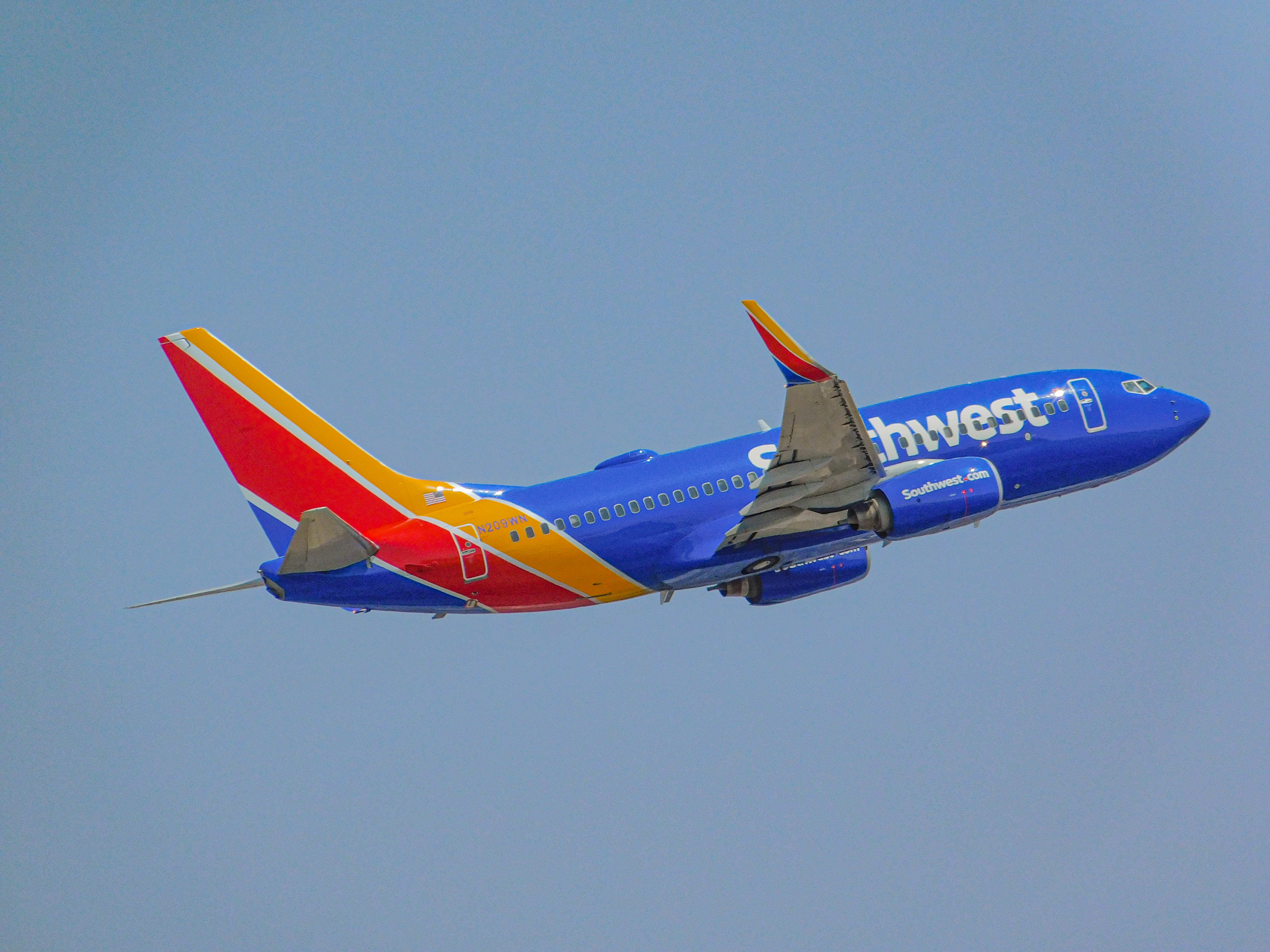 Full size: Southwest Airlines Boeing 737-700 N209WN at Phoenix Sky Harbor International Airport