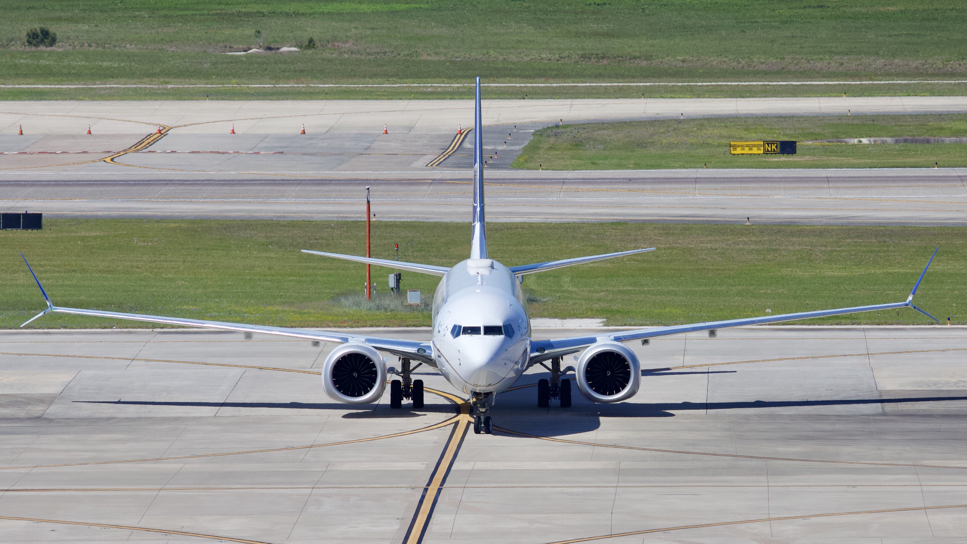 Full size: United Airlines Boeing 737 MAX 9 N27511 at Houston-George Bush Intercontinental Airport
