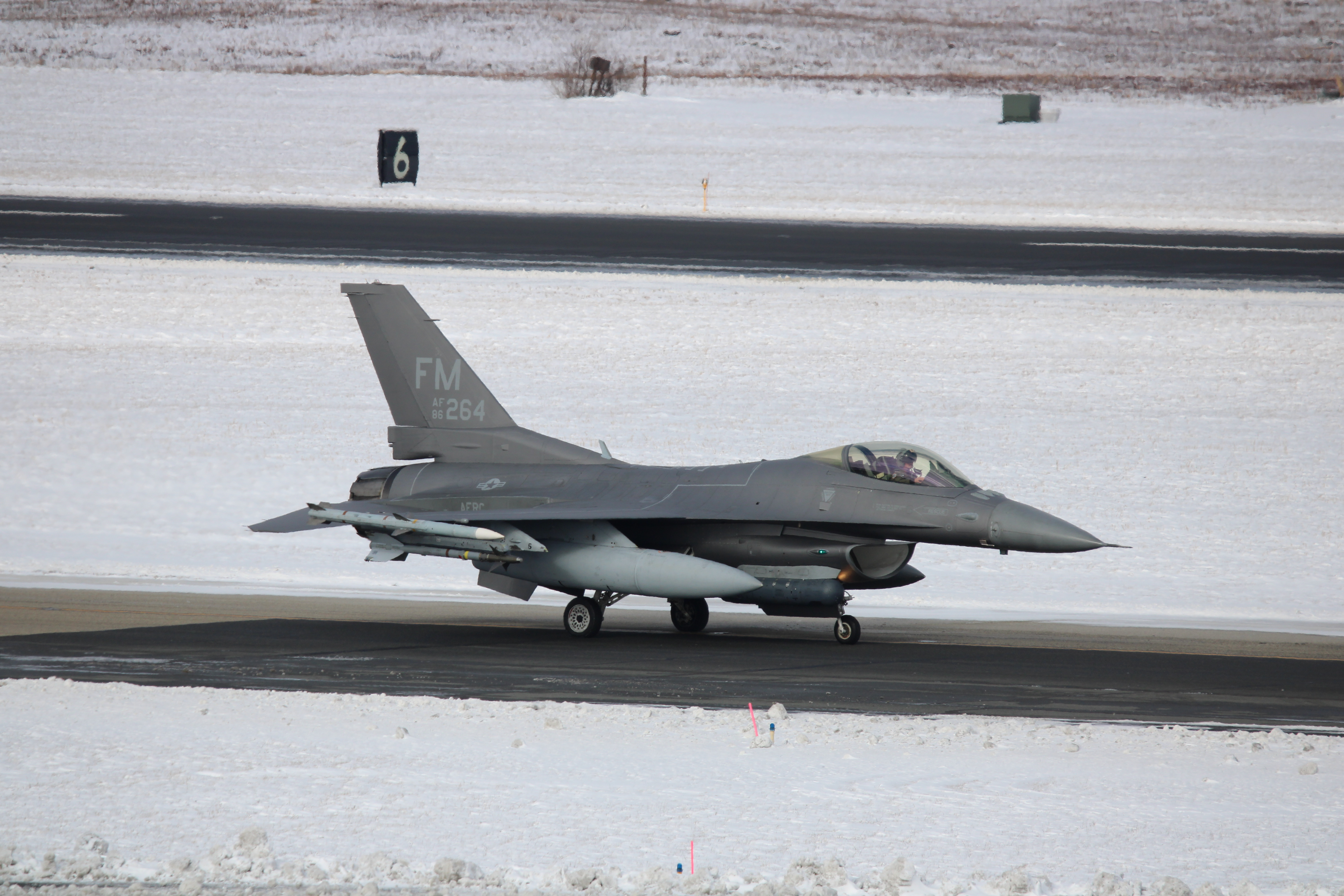 Full size: USAF - United States Air Force General Dynamics F-16 Fighting Falcon 86-0264 at Atlantic City International Airport