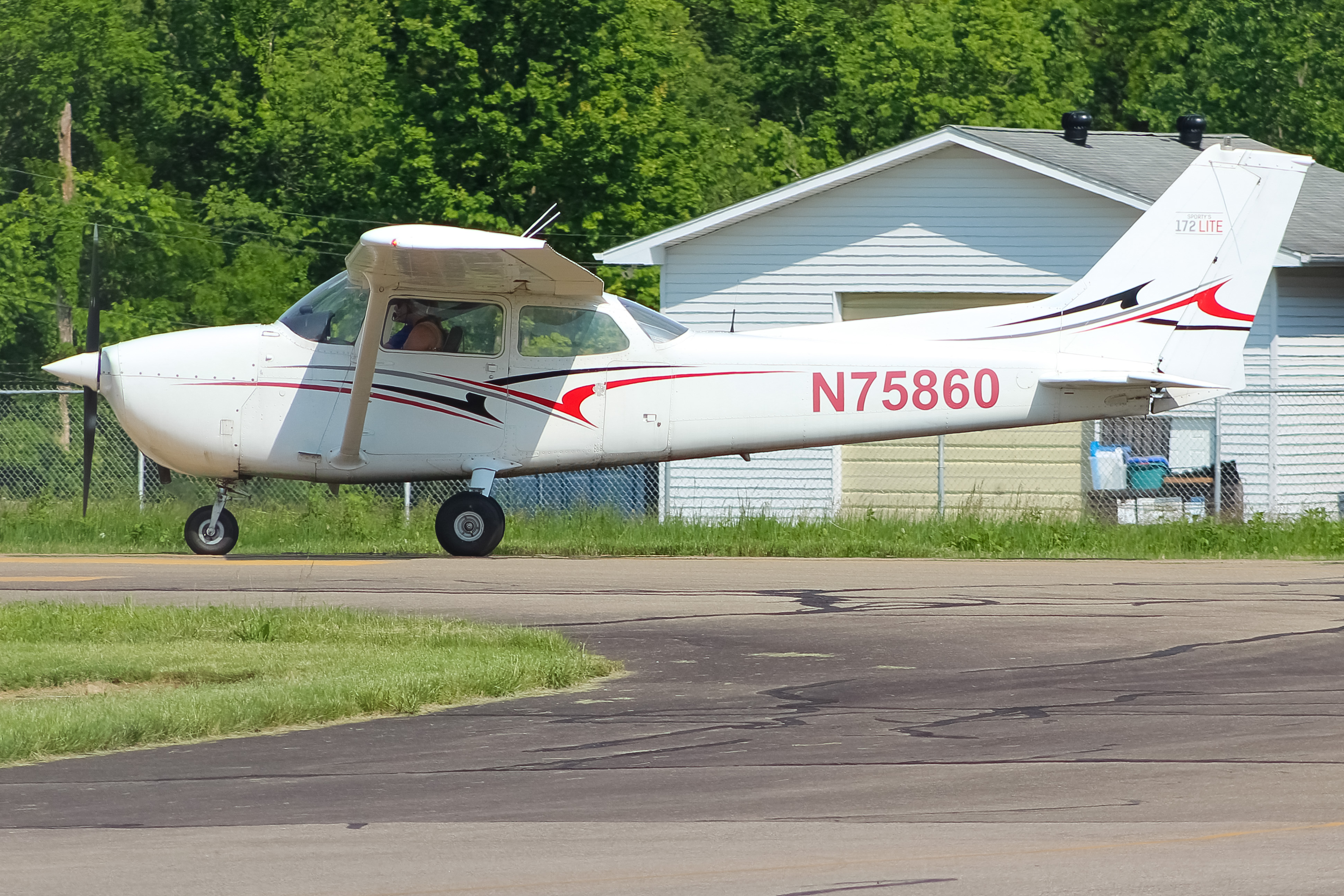 Full size: PRIVATE Cessna 172 N75860 at Clermont County Airport