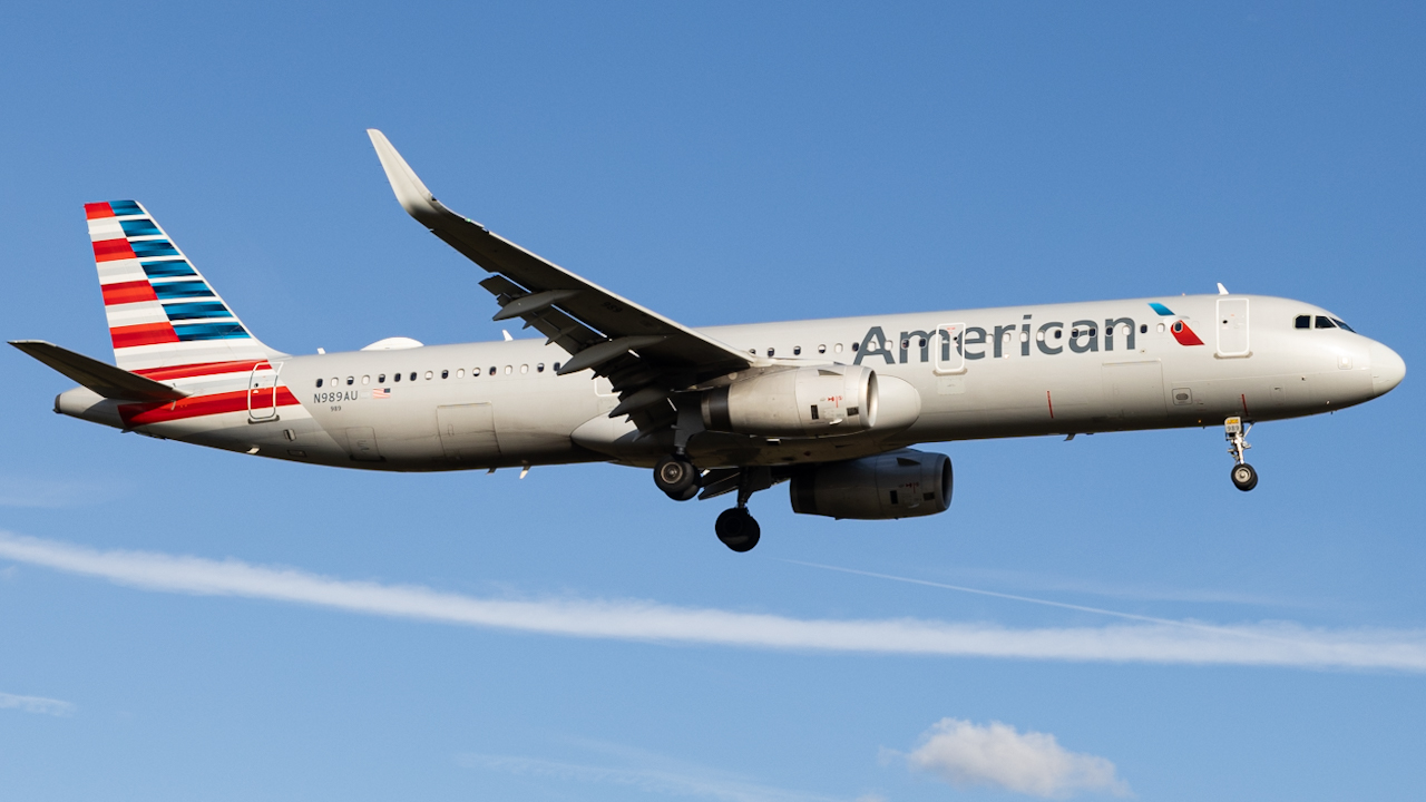 Full size: American Airlines Airbus A321-200 N989AU at Tampa International Airport