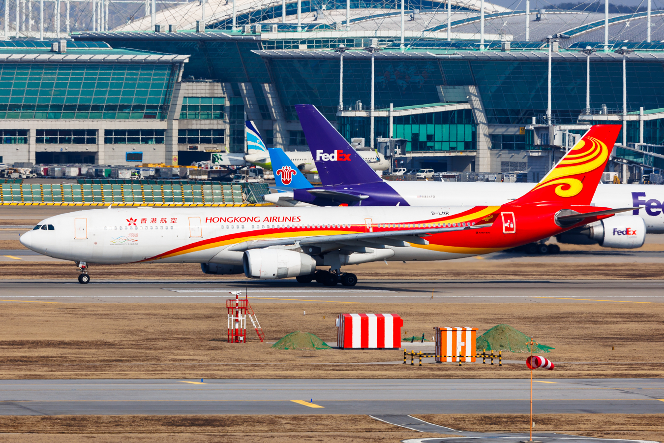 Full size: Hong Kong Airlines Airbus A330-300 B-LNR at Seoul-Incheon International Airport