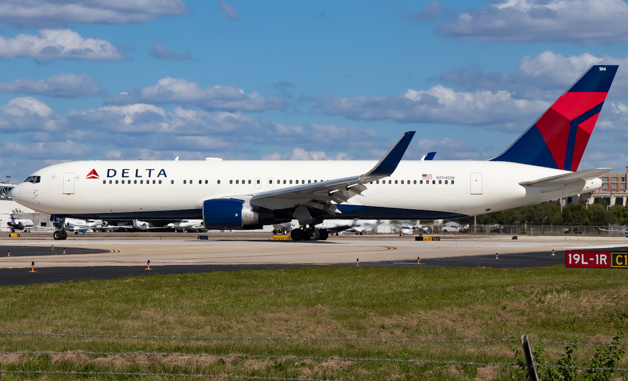 Full size: Delta Airlines Boeing 767-300 N194DN at Tampa International Airport