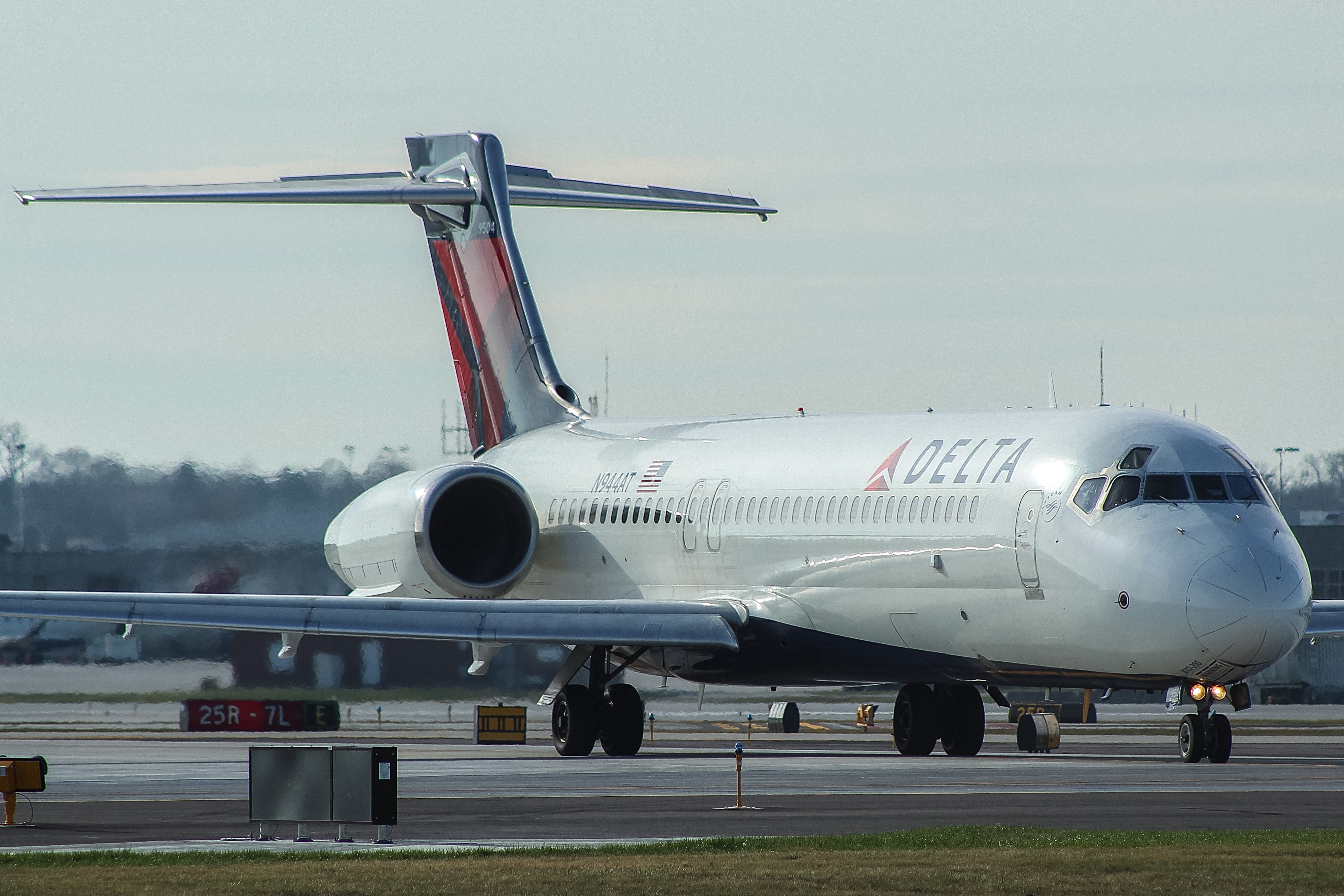 Full size: Delta Airlines Boeing 717-200 N944AT at General Mitchell International Airport
