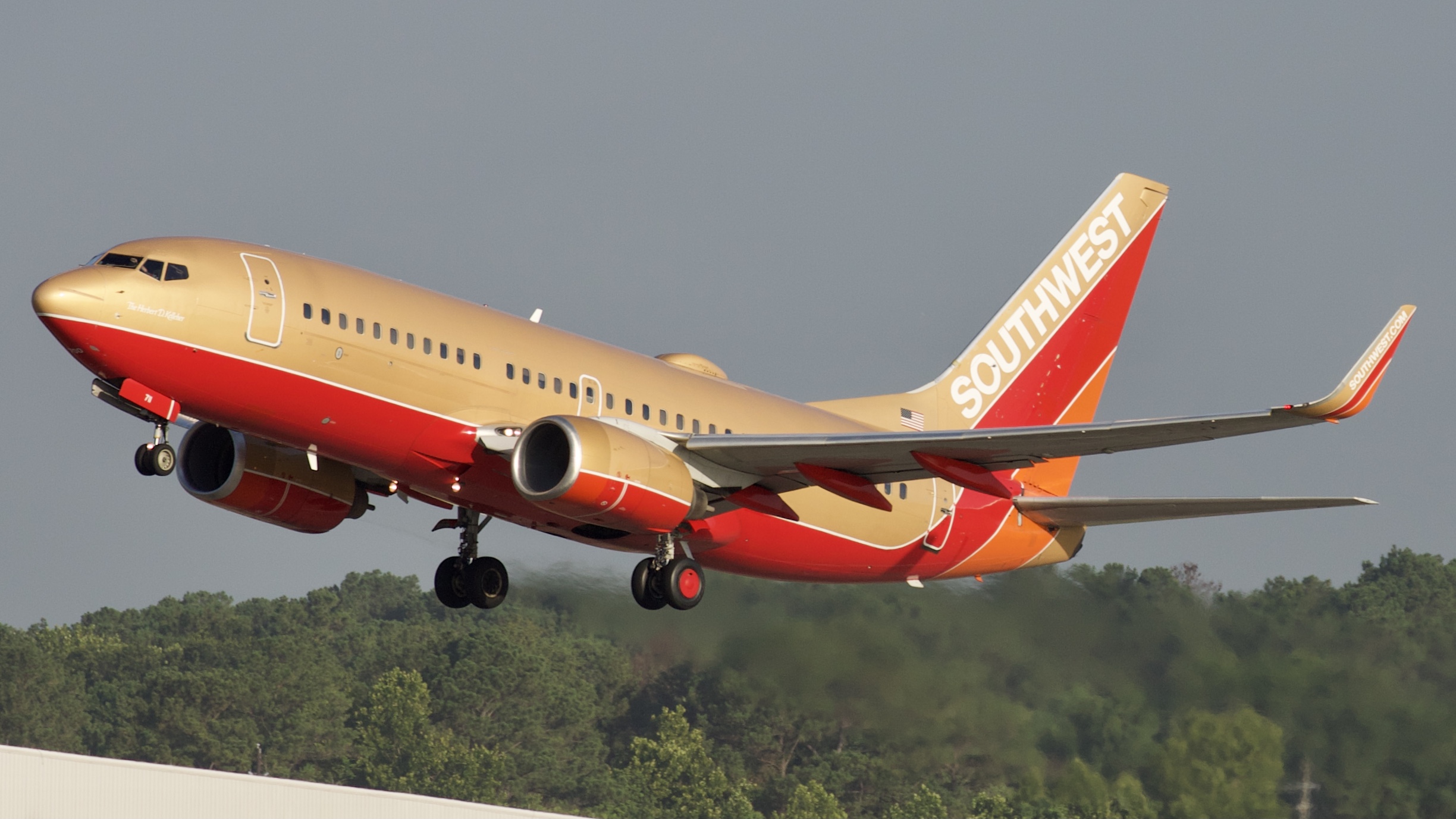 Full size: Southwest Airlines Boeing 737-700 N711HK at Houston-George Bush Intercontinental Airport