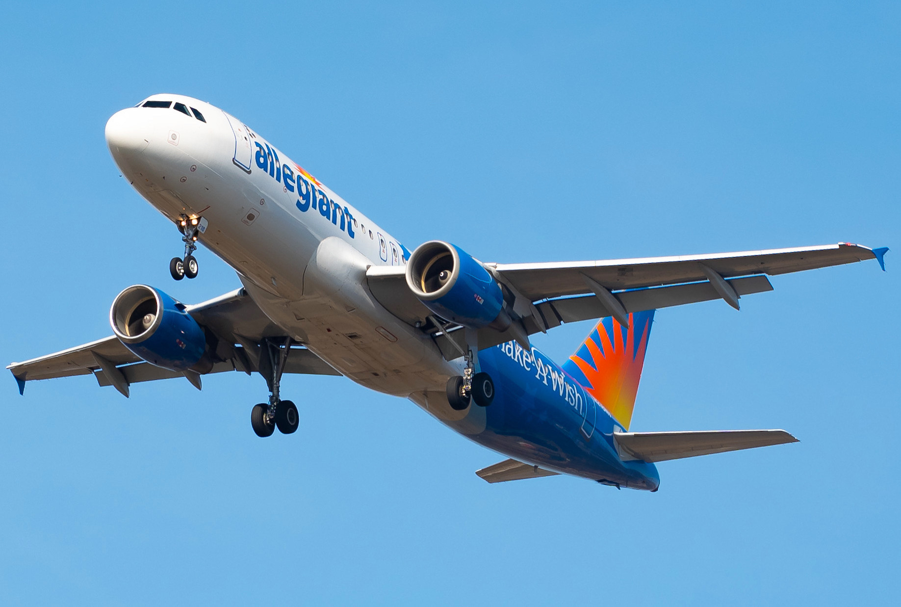 Full size: Allegiant Air Airbus A320 N218NV at James M Cox Dayton International Airport