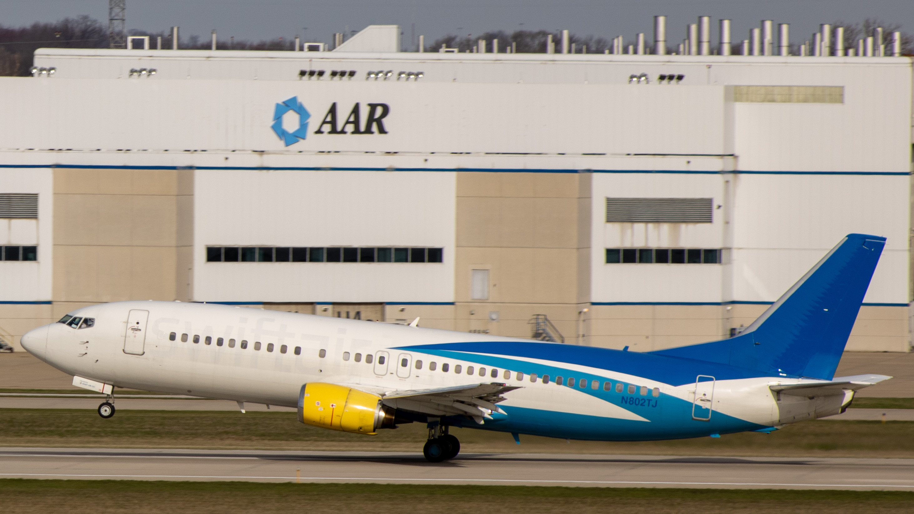 Full size: Swift Air Boeing 737-400 N802TJ at Indianapolis International Airport